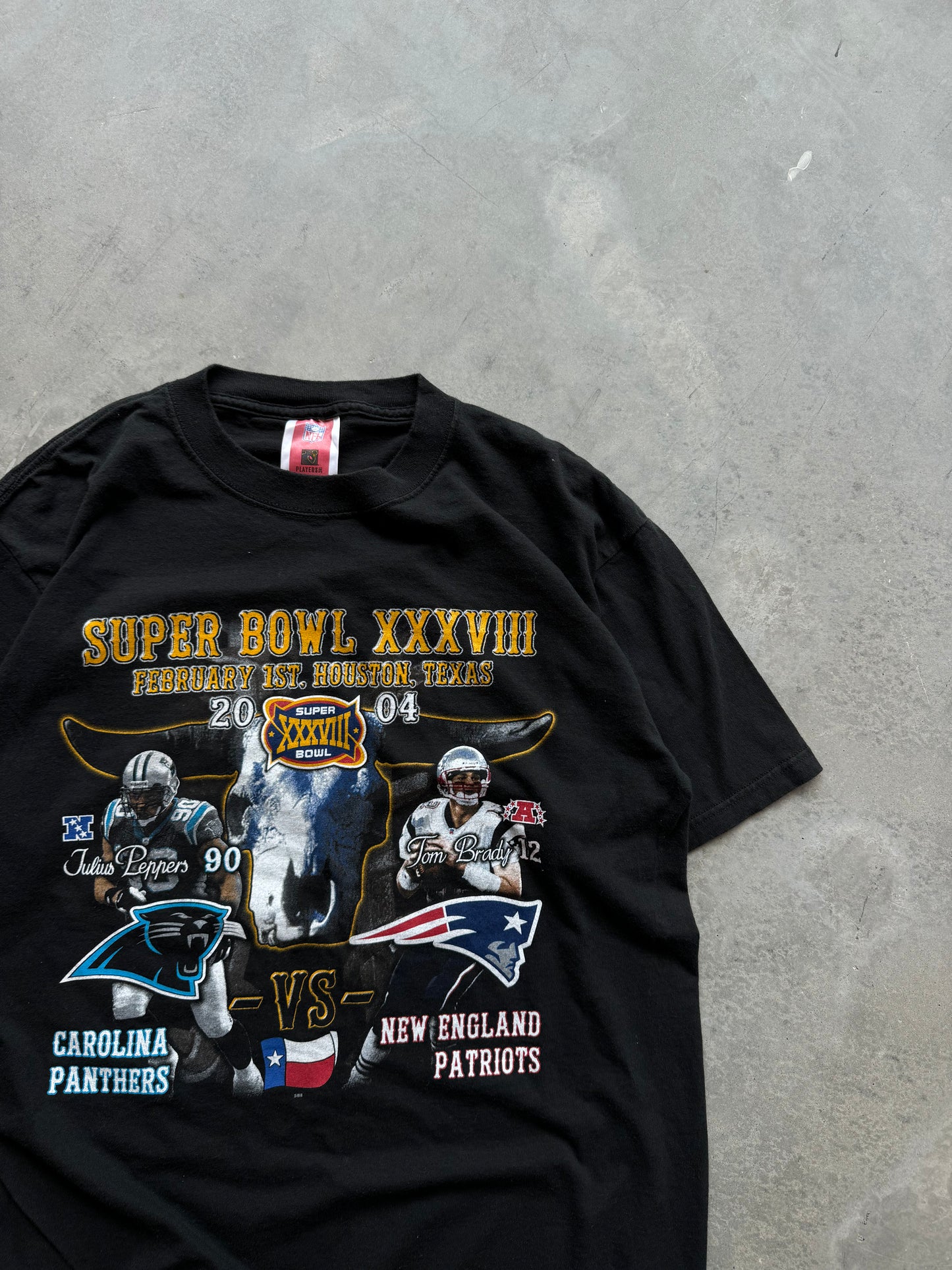 2004 Carolina Panthers vs. New England Patriots Super Bowl XXXVIII Julius Pepper Tom Brady Vintage NFL Tee (Large)