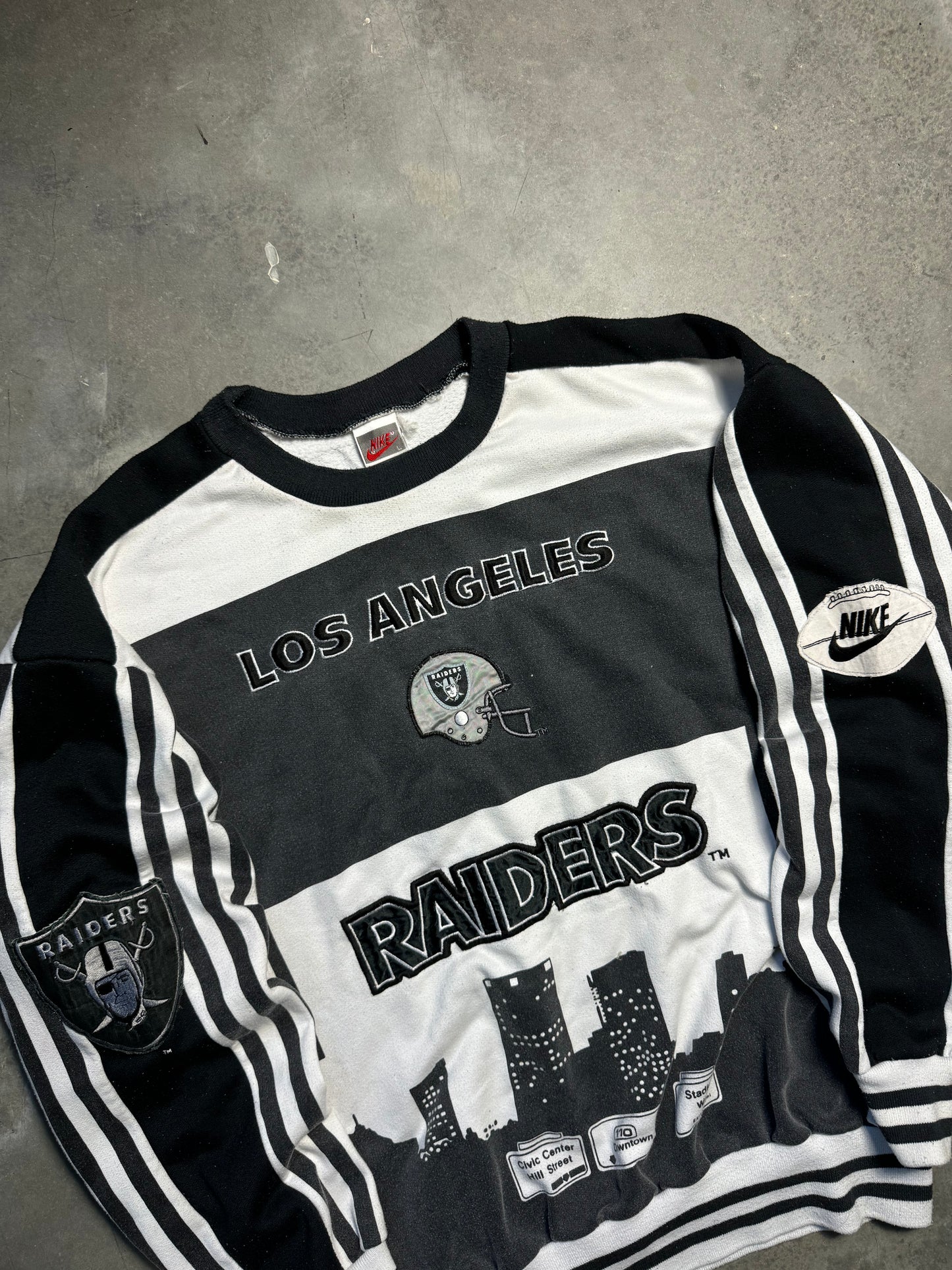 80’s Los Angeles Raiders Vintage Nike City Skyline Heavyweight Embroidered NFL NWA Style Crewneck (Large)