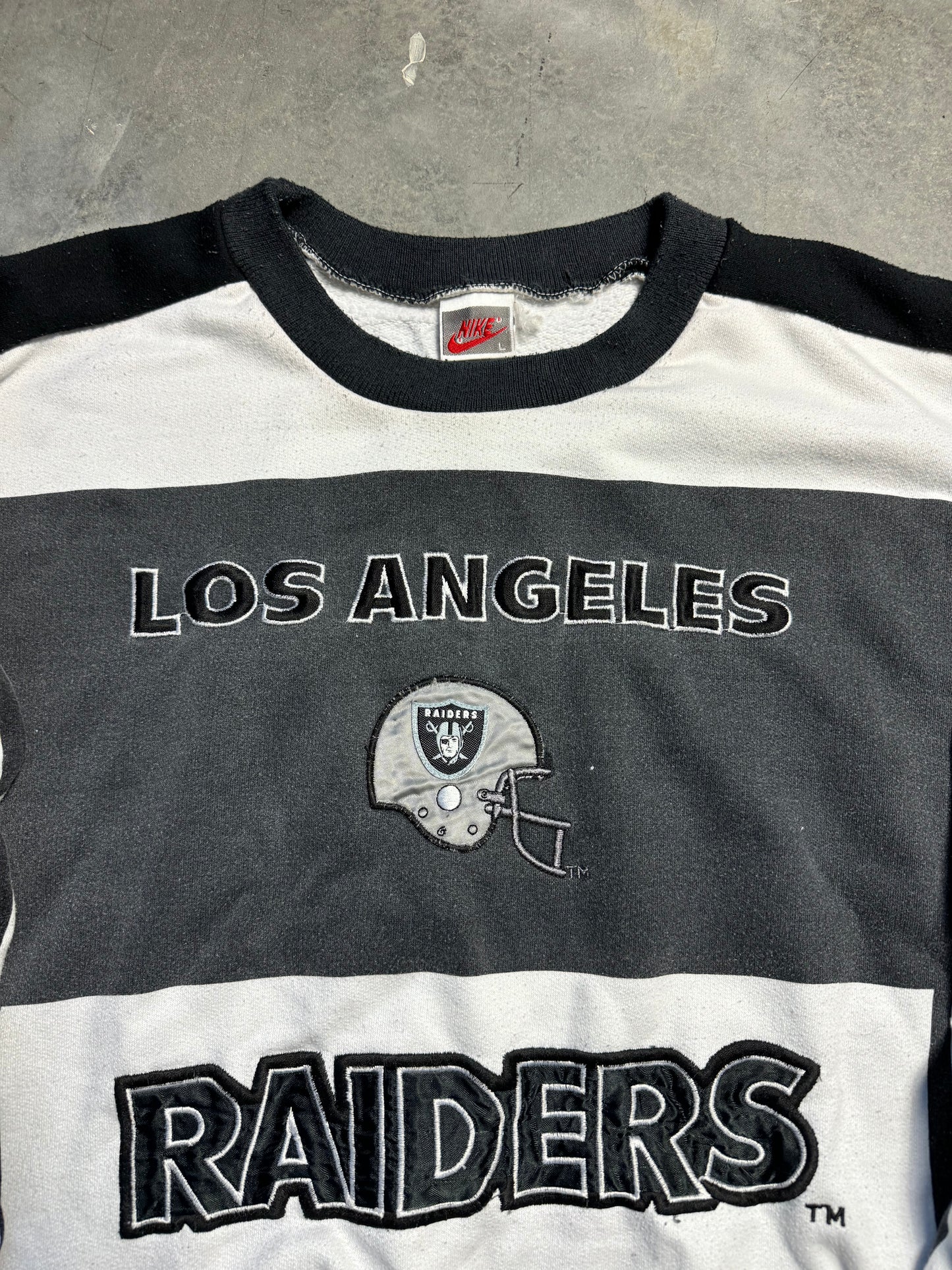 80’s Los Angeles Raiders Vintage Nike City Skyline Heavyweight Embroidered NFL NWA Style Crewneck (Large)
