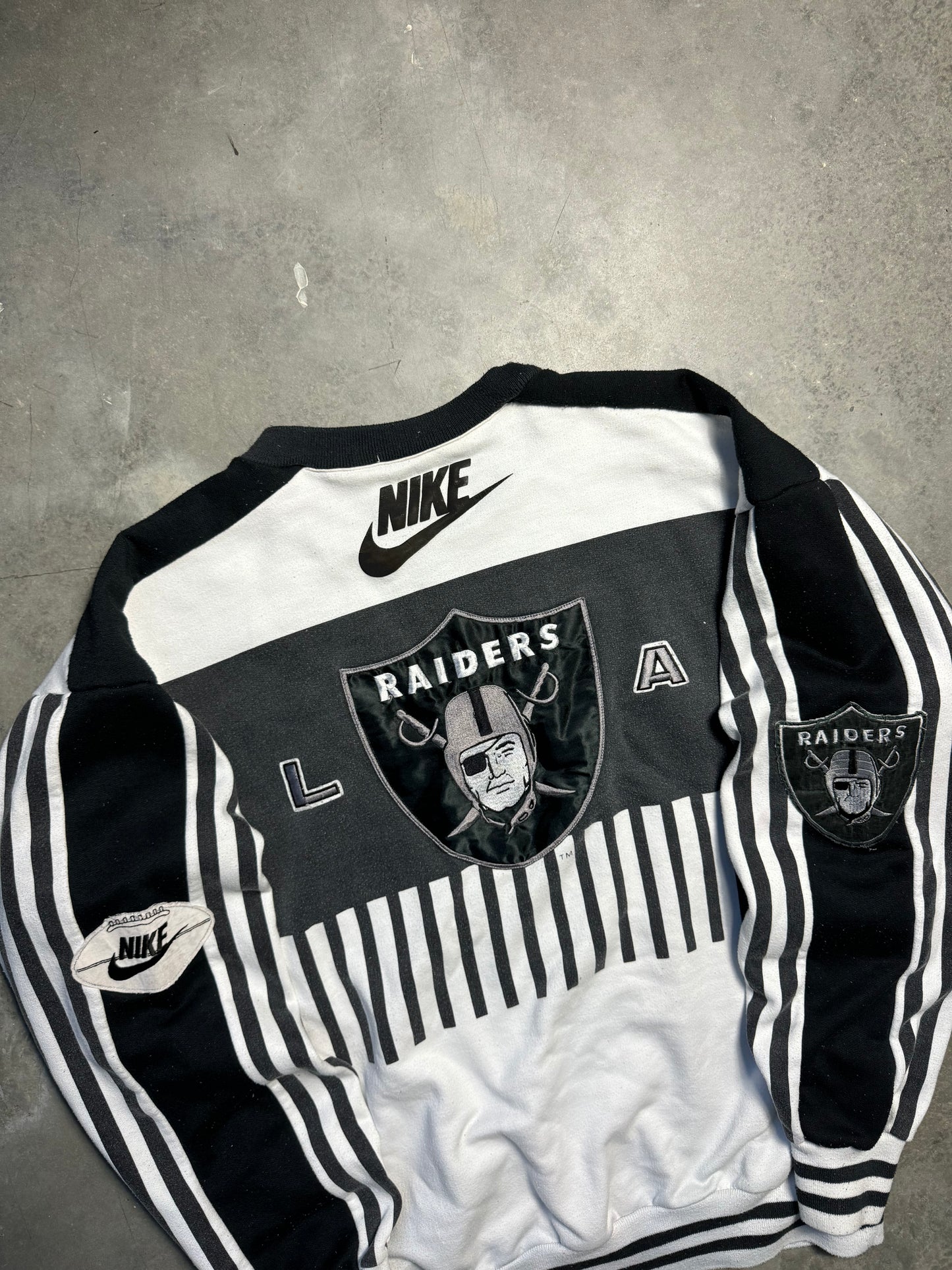 80’s Los Angeles Raiders Vintage Nike City Skyline Heavyweight Embroidered NFL NWA Style Crewneck (Large)
