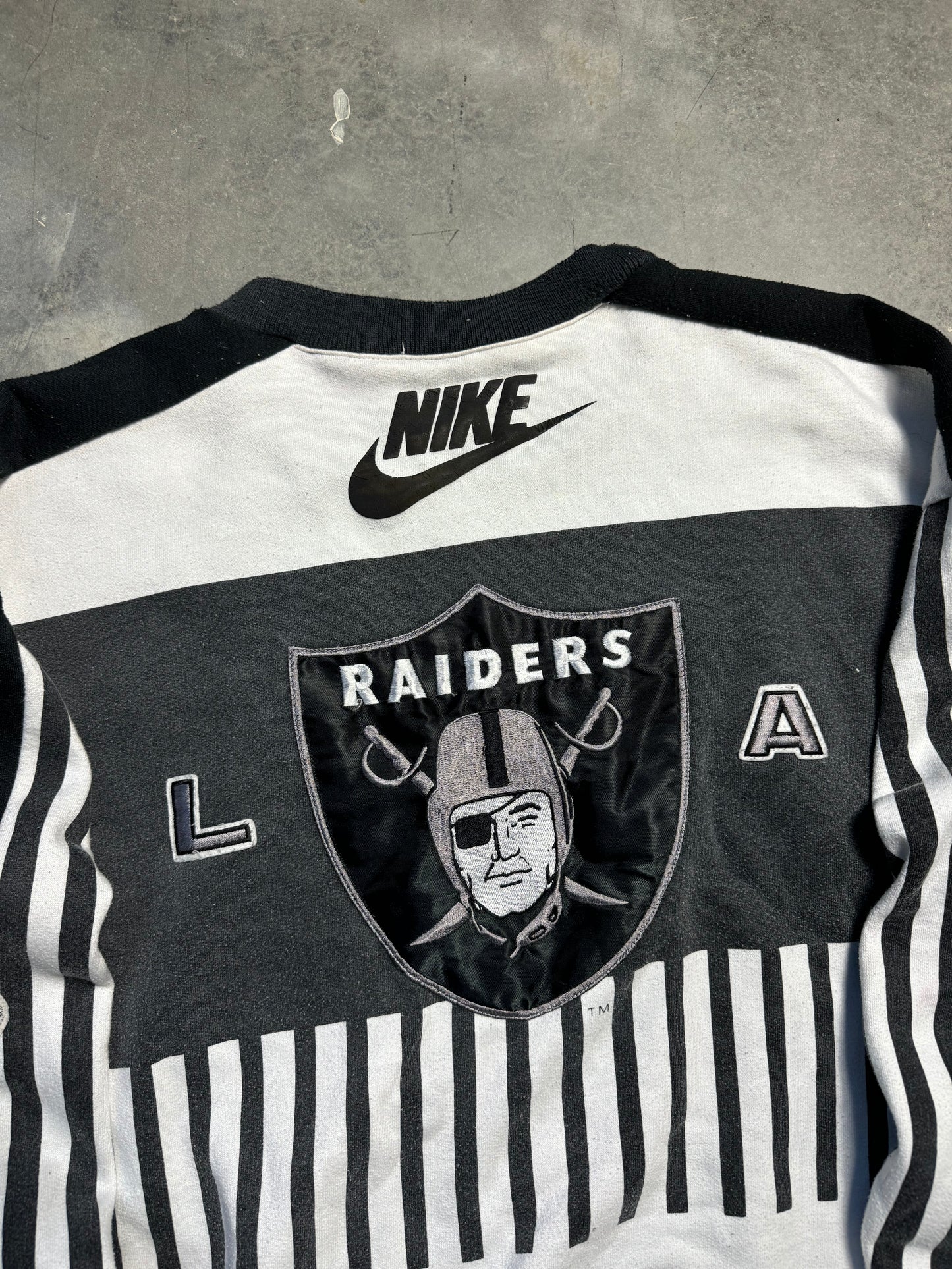 80’s Los Angeles Raiders Vintage Nike City Skyline Heavyweight Embroidered NFL NWA Style Crewneck (Large)