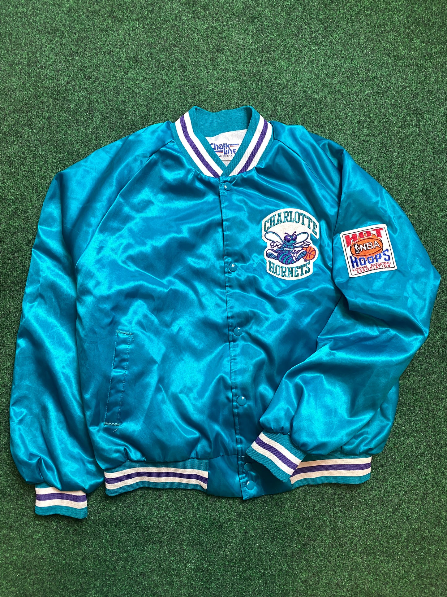 90’s Charlotte Hornets Vintage Hot Hoops NBA Chalkline Satin Jacket (XL)