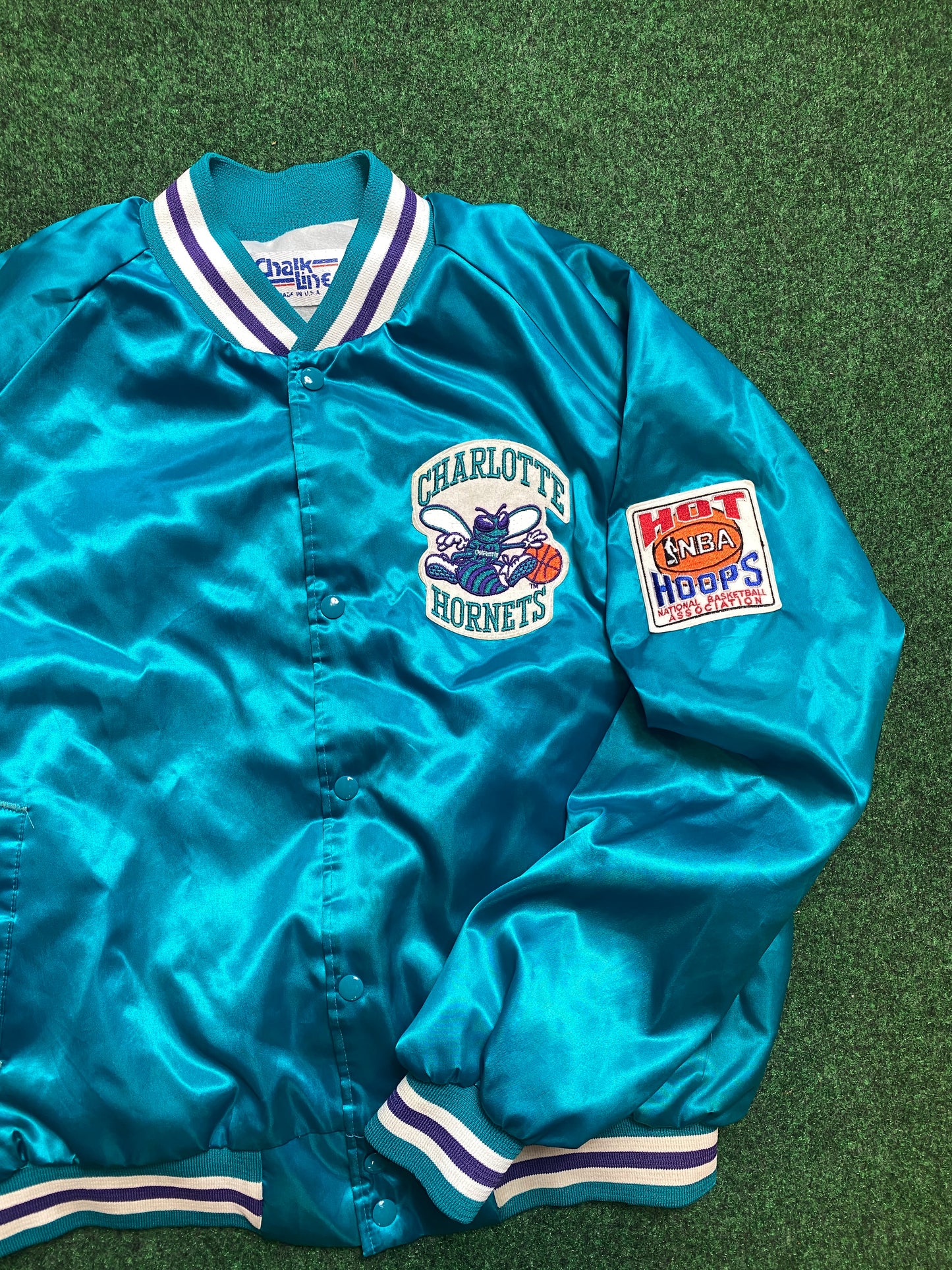 90’s Charlotte Hornets Vintage Hot Hoops NBA Chalkline Satin Jacket (XL)