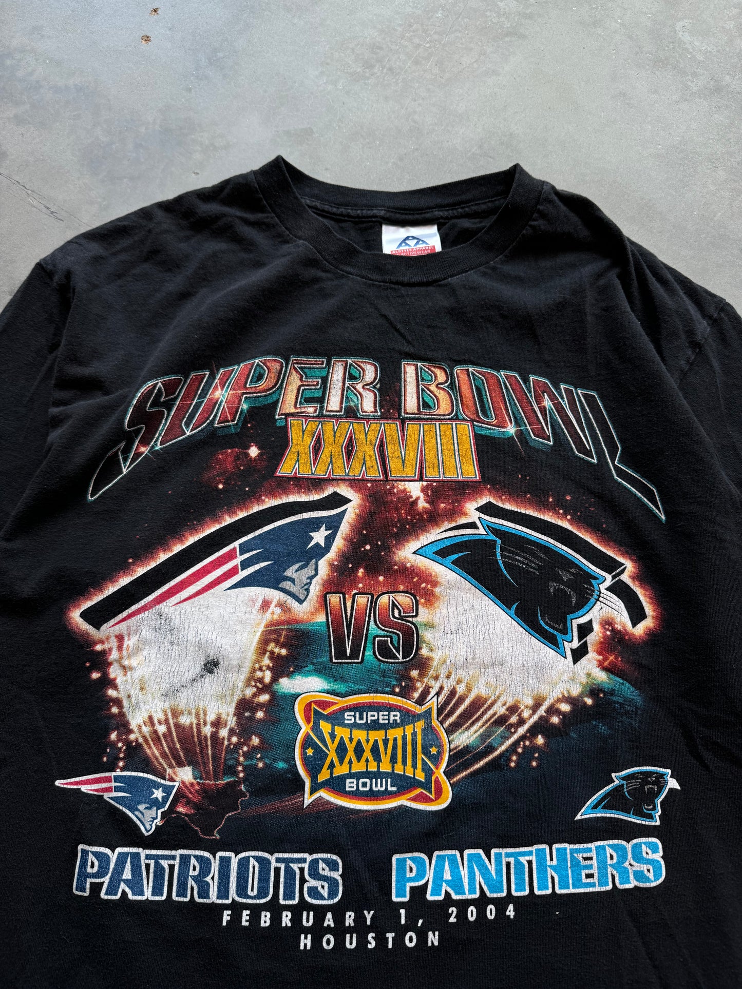 2004 Carolina Panthers vs. New England Patriots Super Bowl XXXVIII Vintage Mascot Collision NFL Tee (Large)