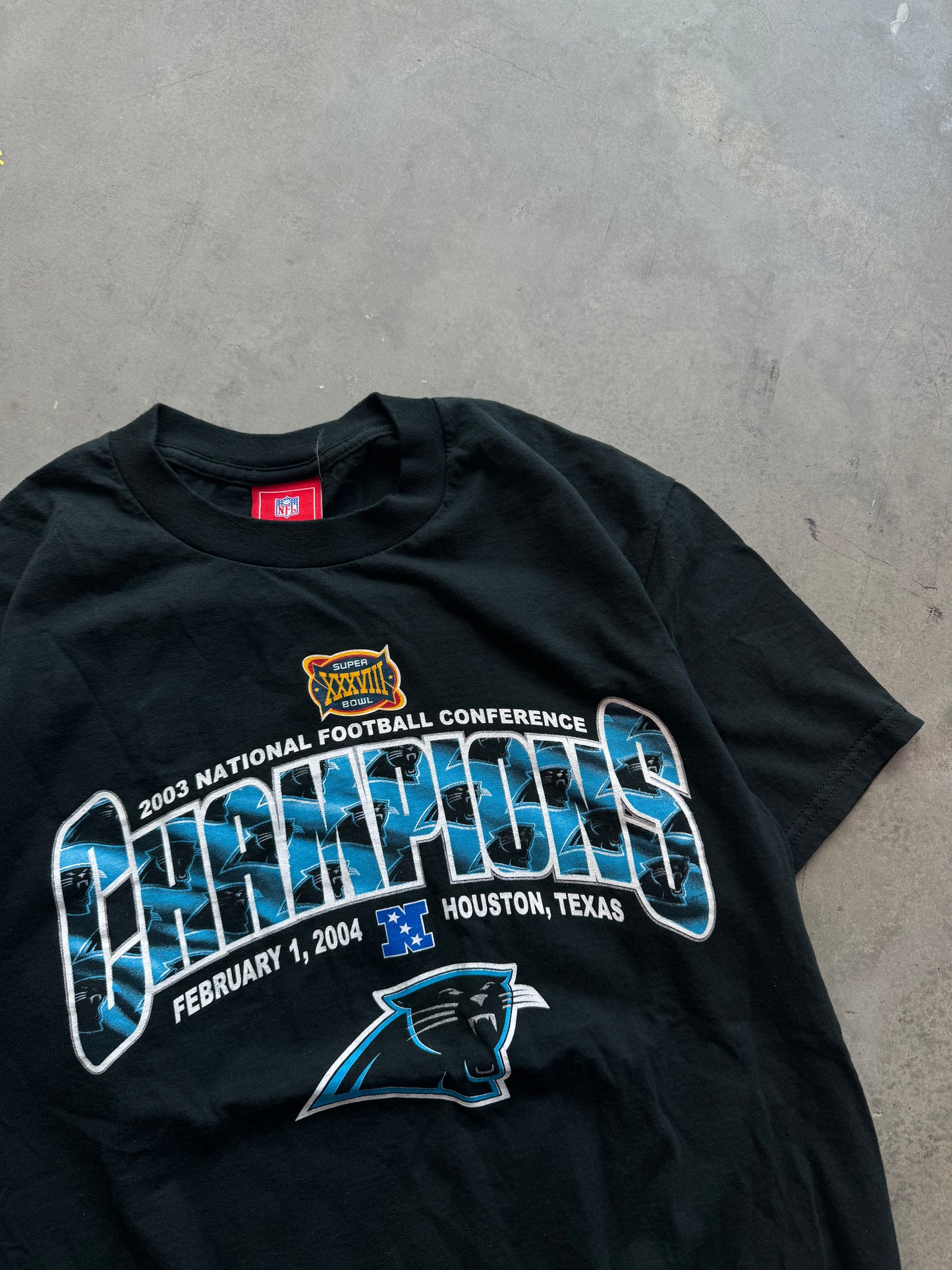 2004 Carolina Panthers NFC Champions Super Bowl XXXVIII Repeat Logo Vintage NFL Tee (Medium)