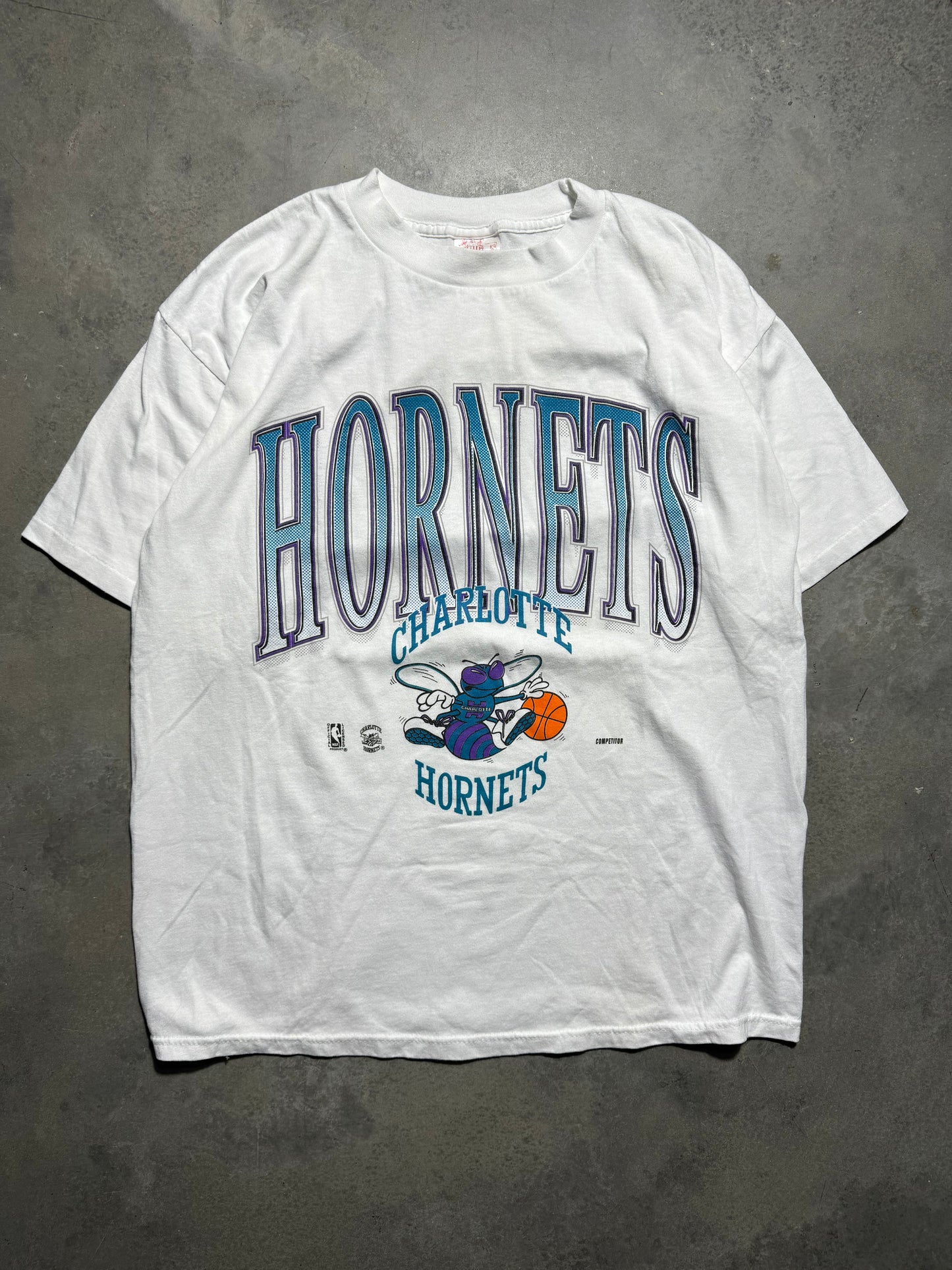 90’s Charlotte Hornets Vintage White Big Arch Spellout NBA Tee (XL)