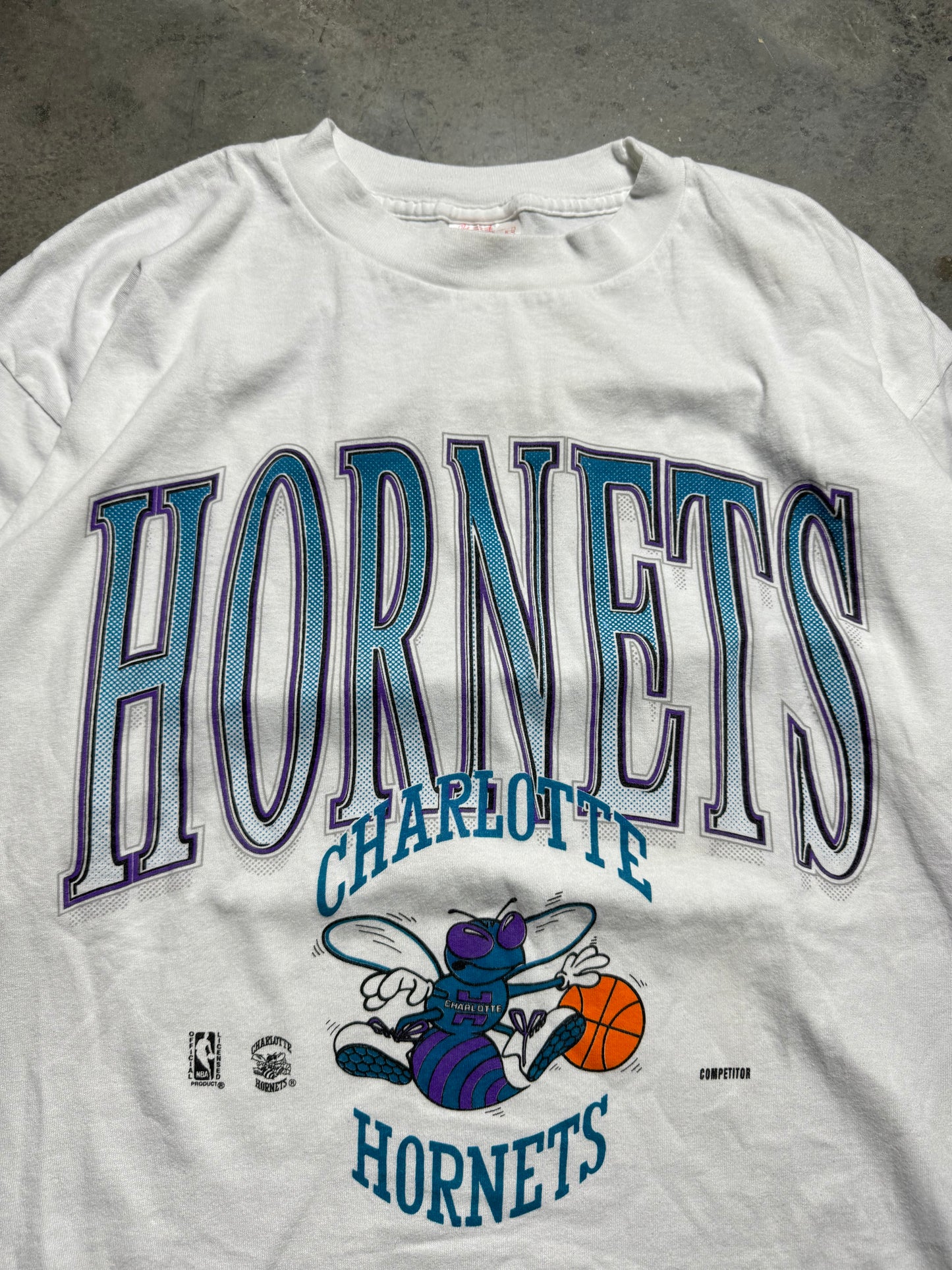 90’s Charlotte Hornets Vintage White Big Arch Spellout NBA Tee (XL)