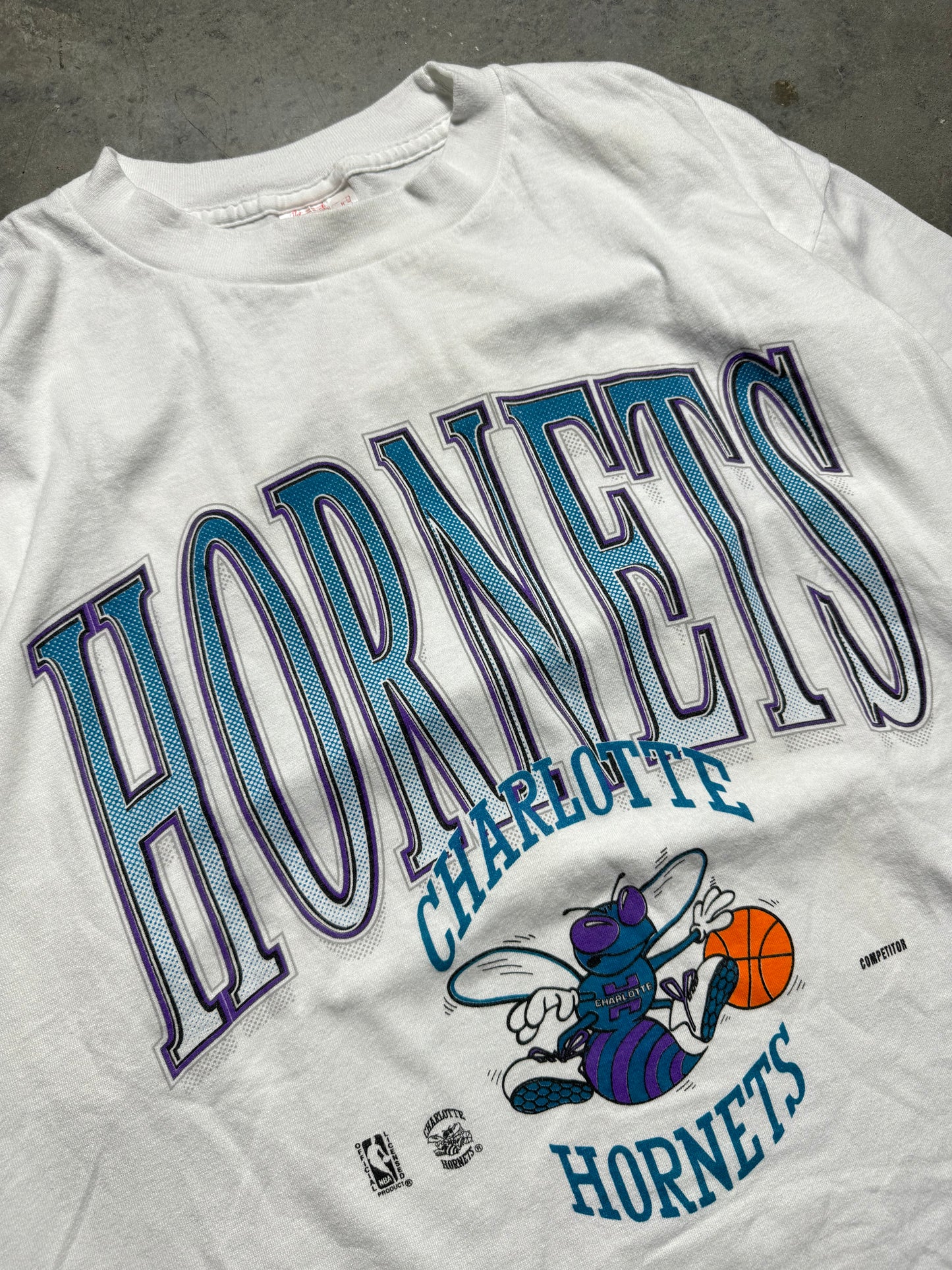 90’s Charlotte Hornets Vintage White Big Arch Spellout NBA Tee (XL)