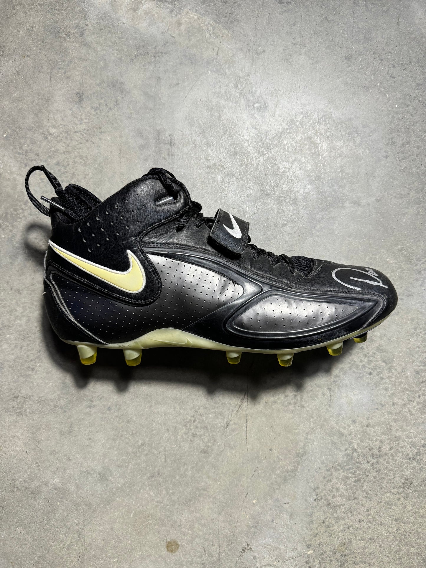 2005 Carolina Panthers Dan Morgan Game Worn Nike NFL Cleat - Autographed