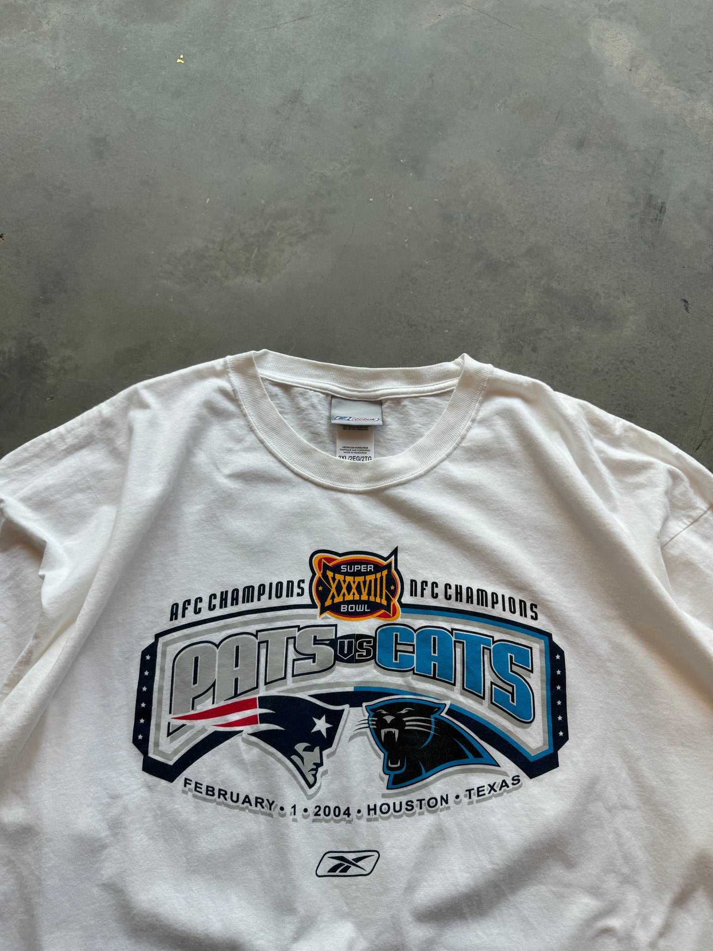 2004 Carolina Panthers vs. New England Patriots “Pats vs. Cats” Vintage Super Bowl XXXVIII Reebok NFL Tee - Deadstock (XXL)