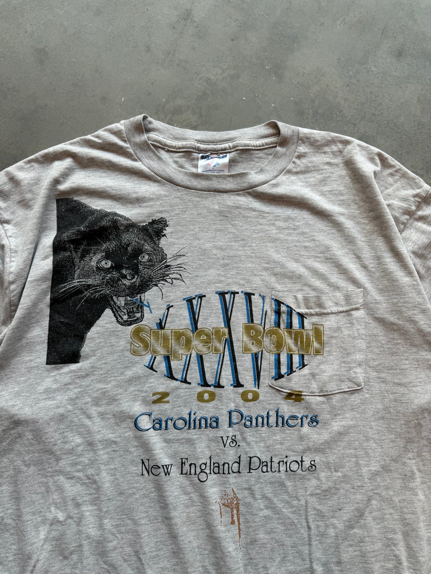 2004 Carolina Panthers vs. New England Patriots Super Bowl XXXVIII “Panther On The Prowl” Vintage NFL Tee (XL)