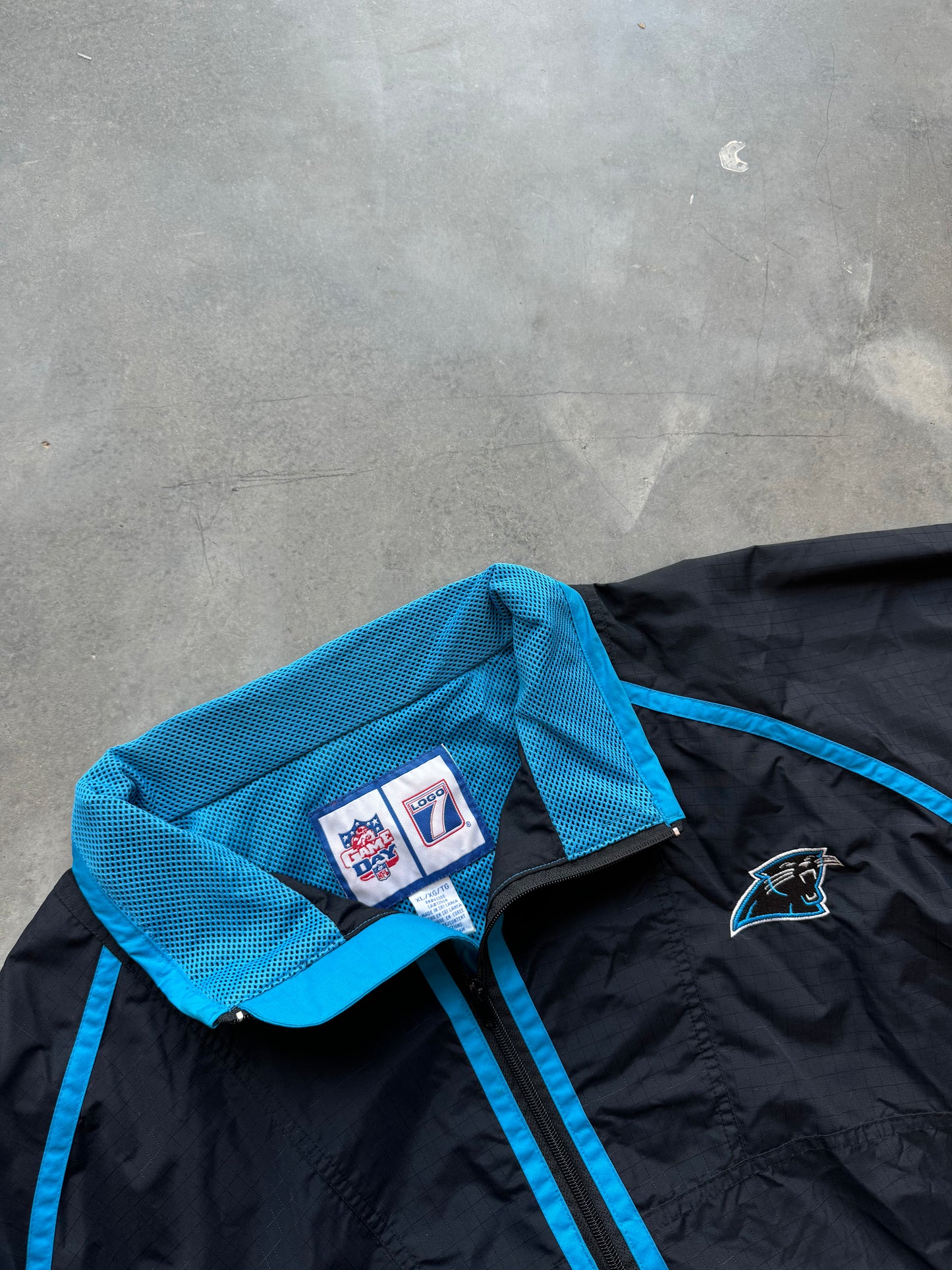 90’s Carolina Panthers Vintage Logo 7 Black NFL Windbreaker Jacket (XL)