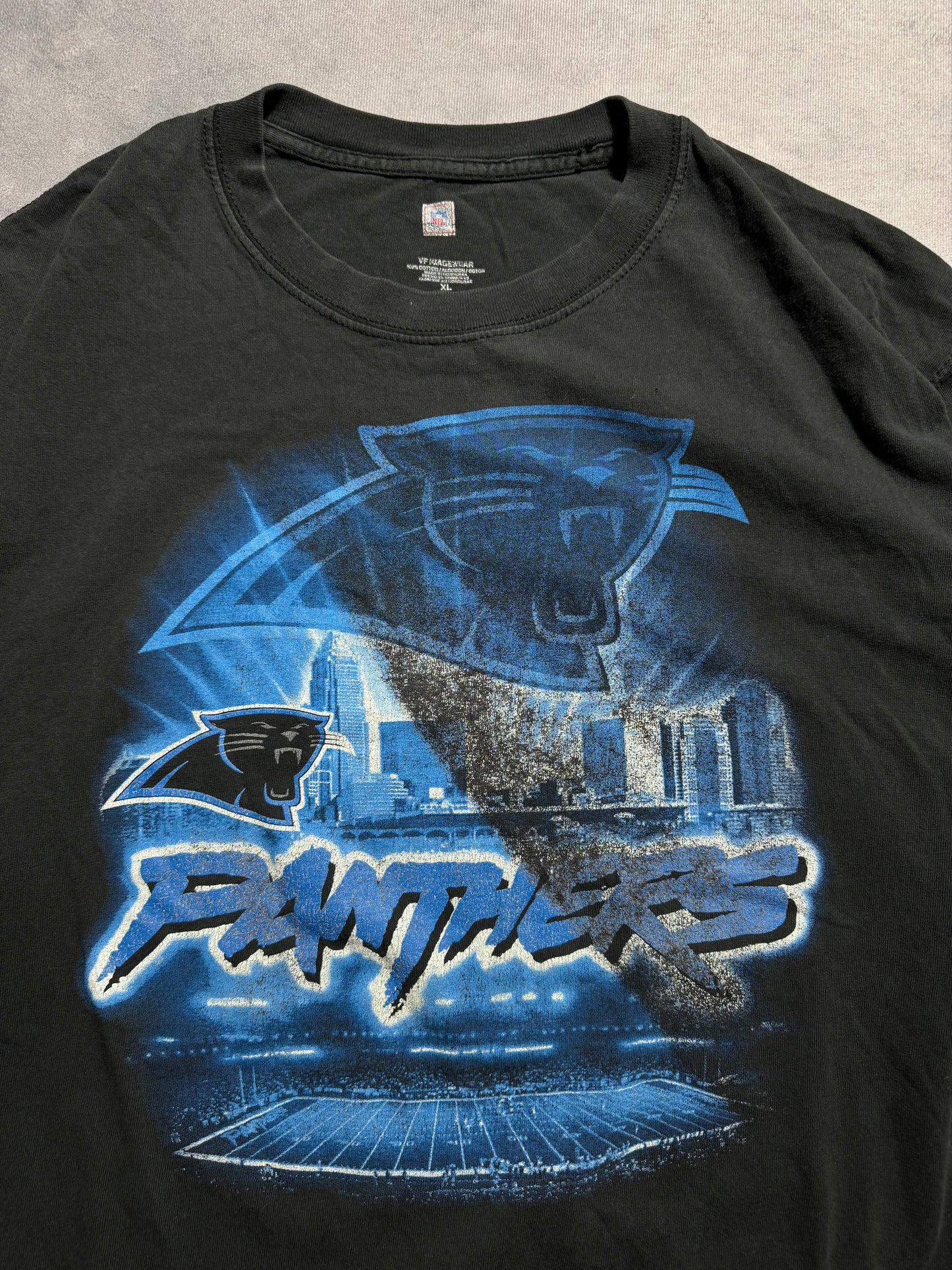 00’s Carolina Panthers Vintage Black Charlotte Skyline Cat Scratch Font NFL Tee (XL)