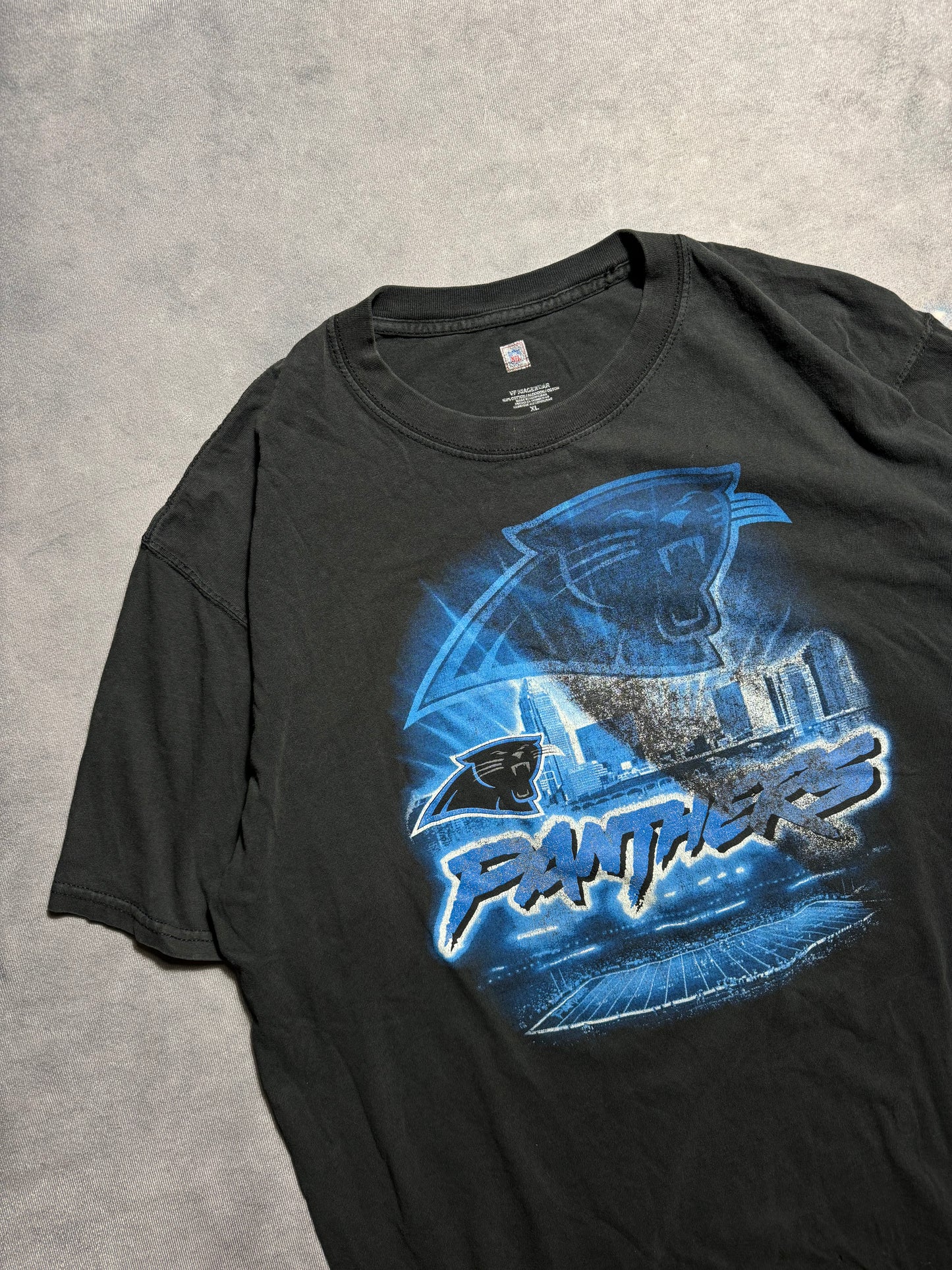00’s Carolina Panthers Vintage Black Charlotte Skyline Cat Scratch Font NFL Tee (XL)