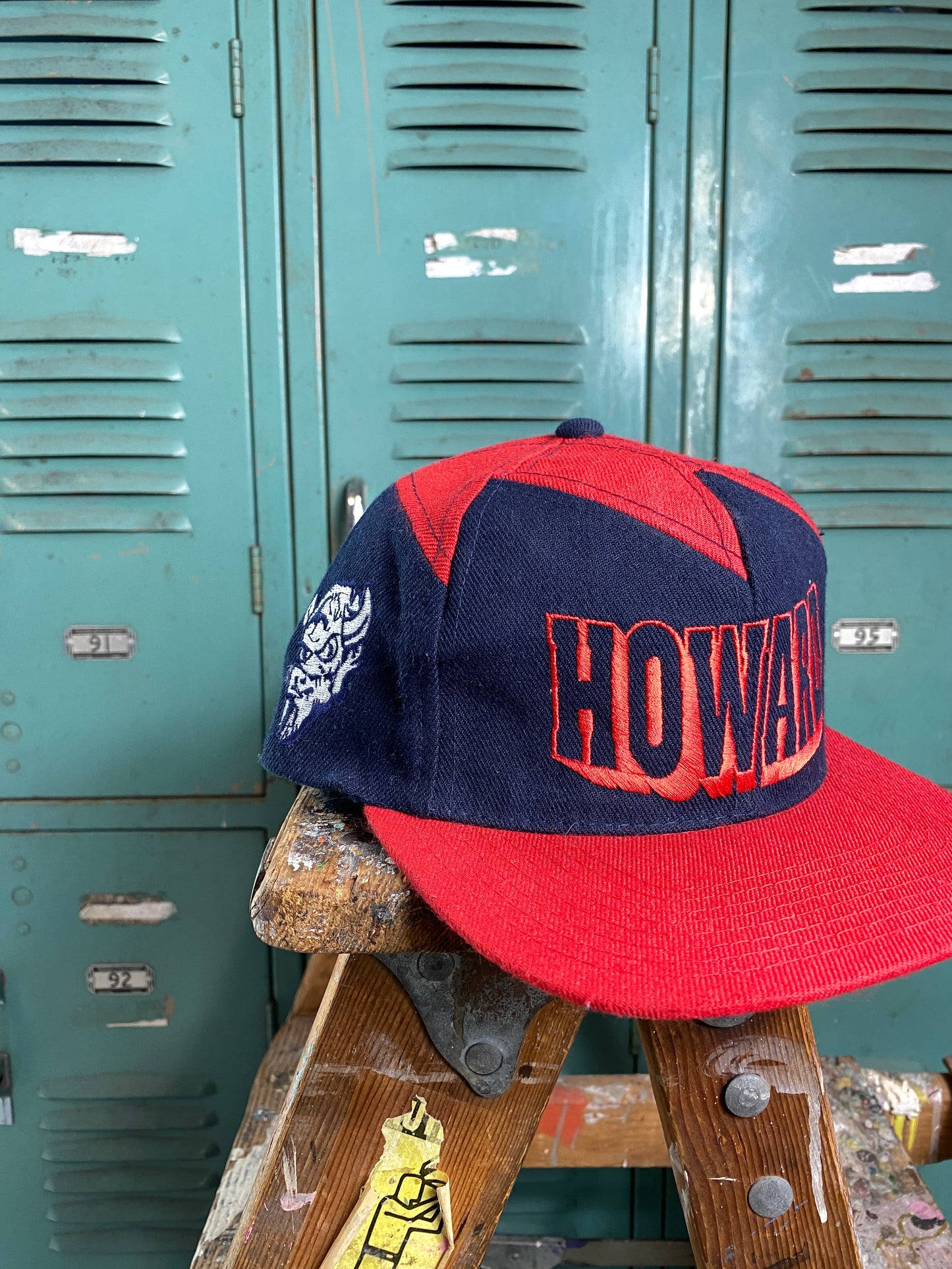 90s Howard University Bison Embroidered Logo Sharktooth Hat (OSFA)