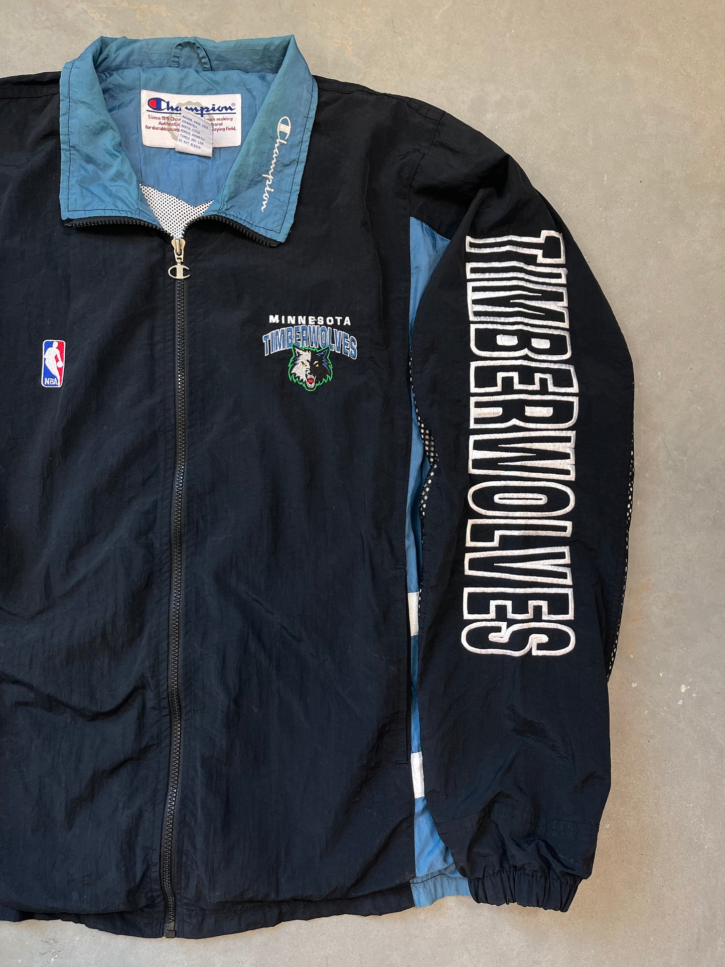 90’s Minnesota Timberwolves Vintage Champion NBA Spellout Windbreaker Jacket (XL)