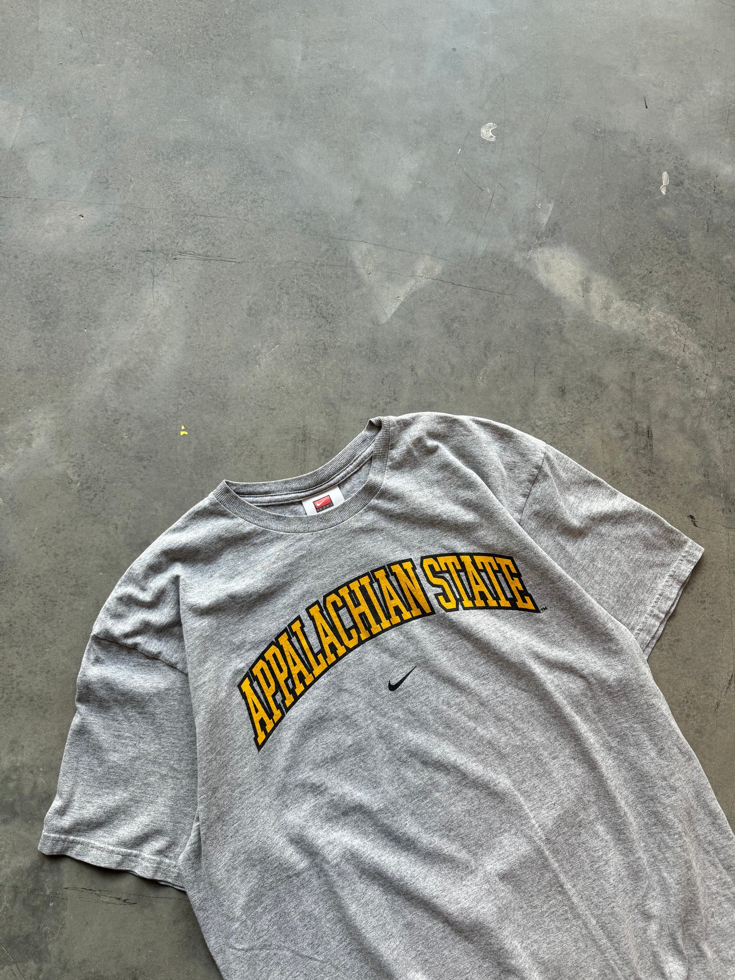 00’s Appalachian State Mountaineers Vintage Nike Mini Swoosh College Tee (Large)