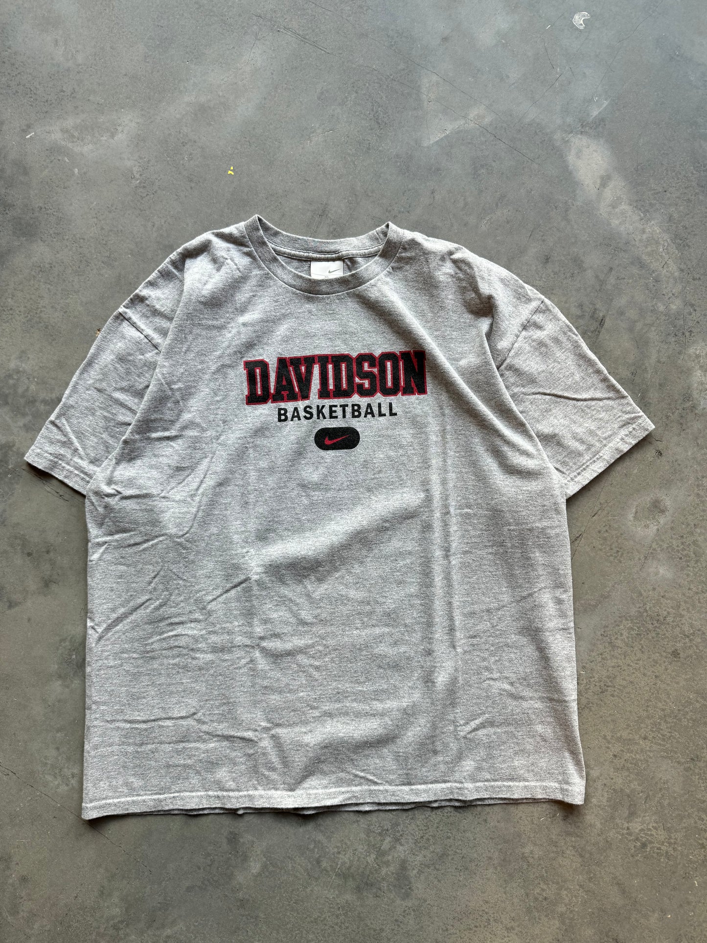 00’s Davidson College Wildcats Vintage Nike Basketball Tee (XL)