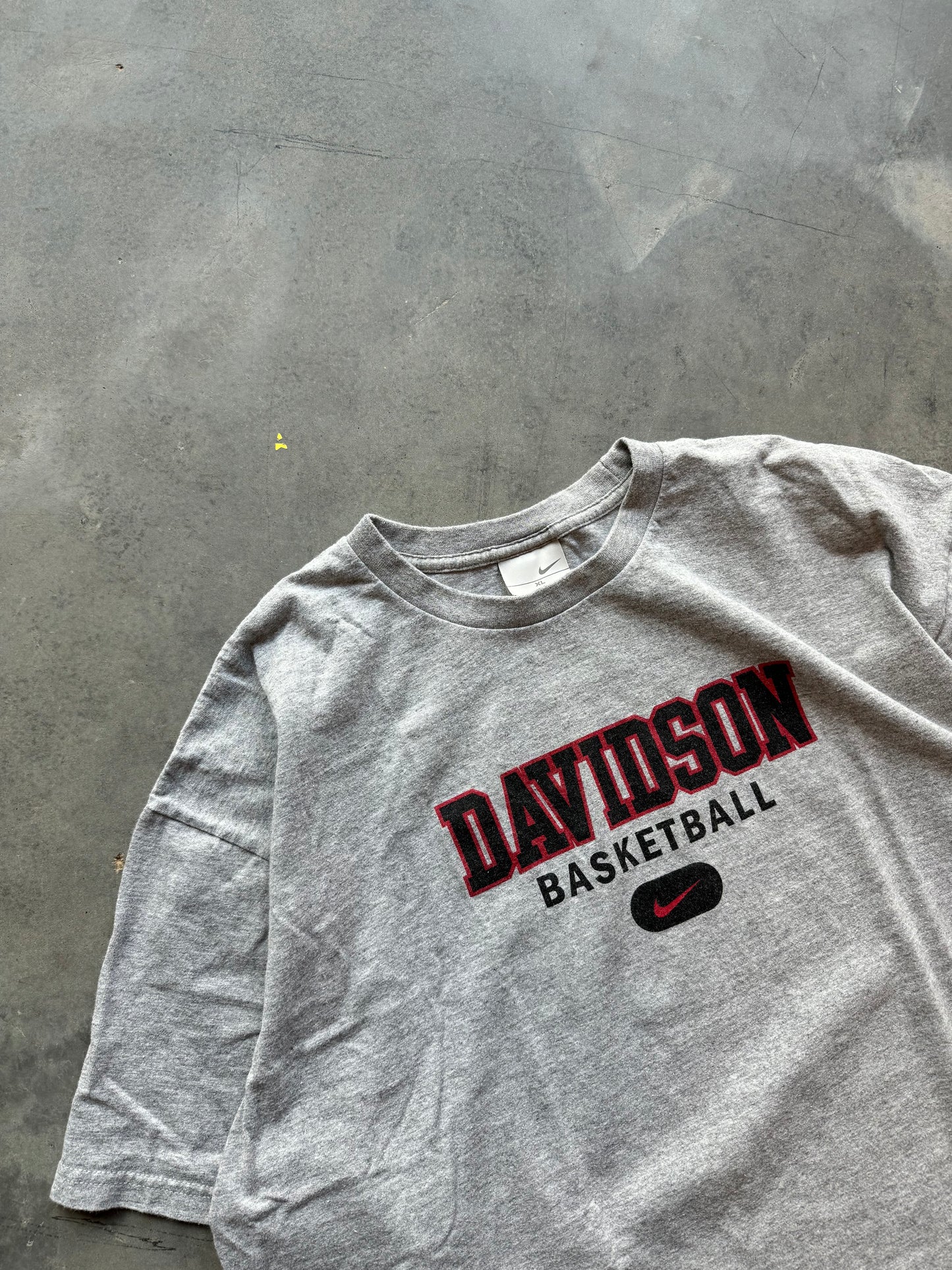 00’s Davidson College Wildcats Vintage Nike Basketball Tee (XL)