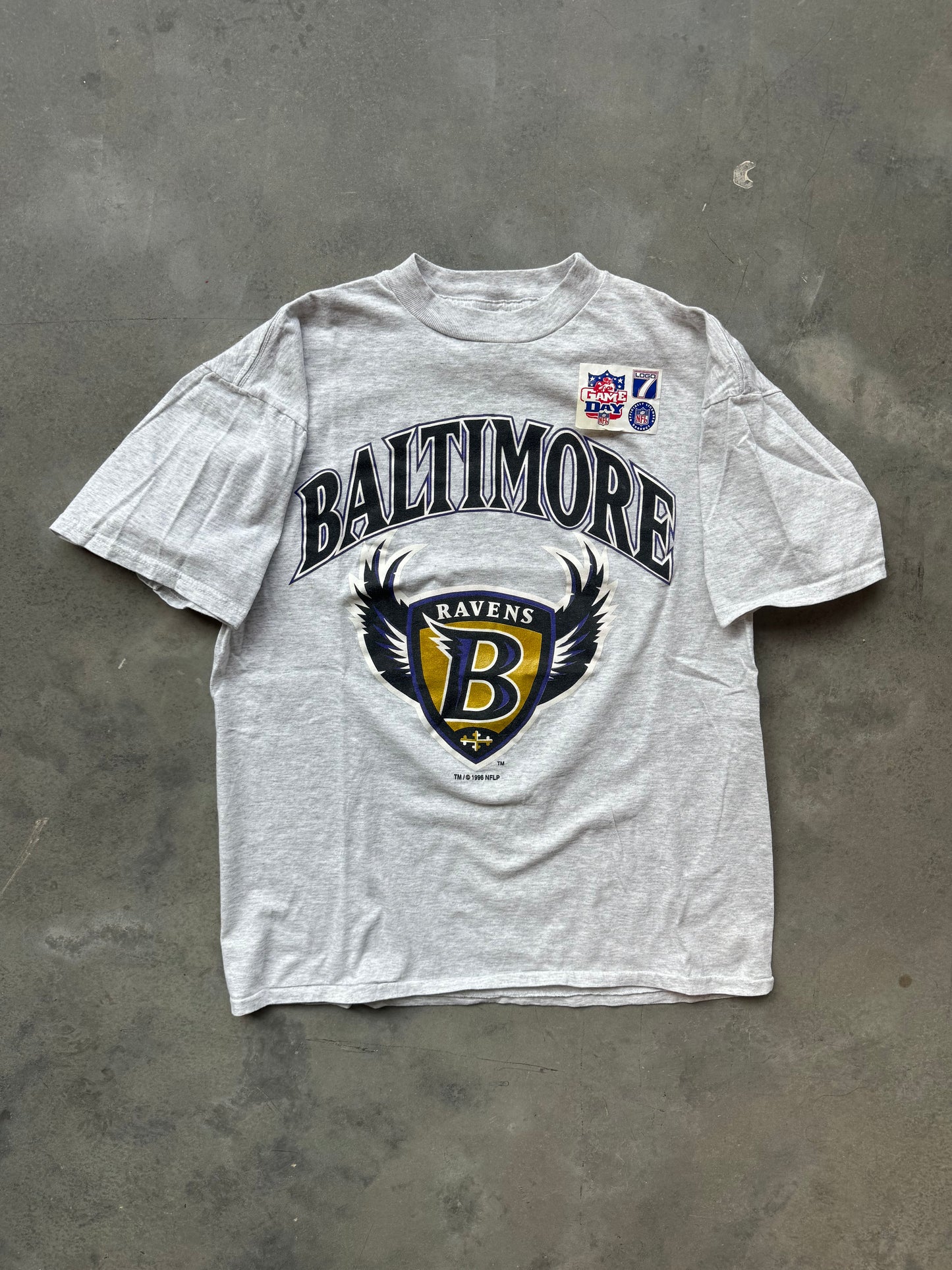 1996 Baltimore Ravens Inaugural Season B Shield Defunct Logo Vintage Heather Grey Logo 7 NFL Tee - Deadstock (Medium)