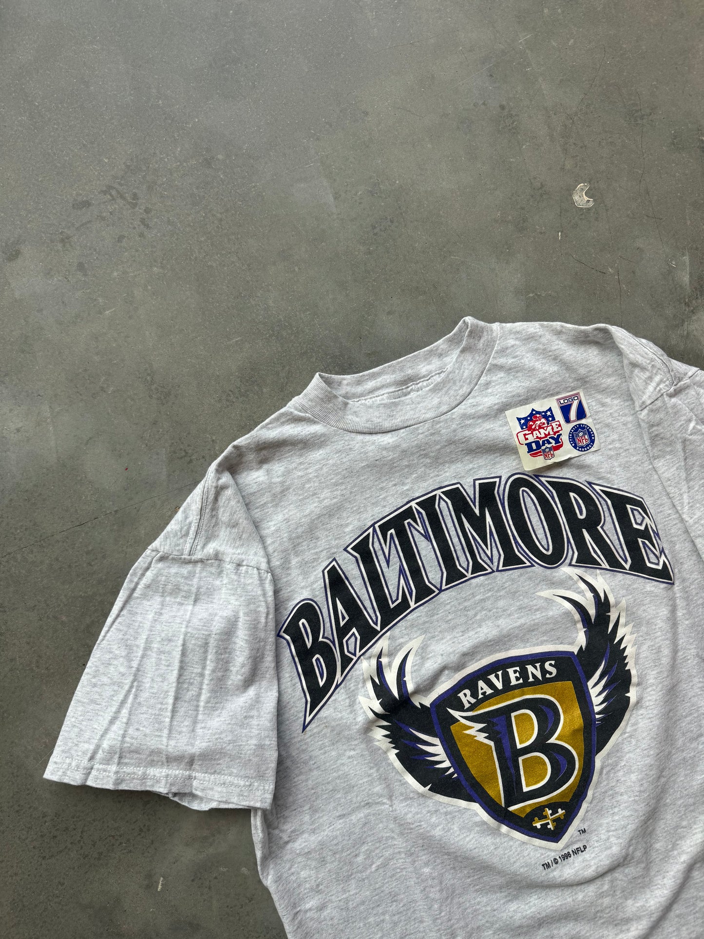 1996 Baltimore Ravens Inaugural Season B Shield Defunct Logo Vintage Heather Grey Logo 7 NFL Tee - Deadstock (Medium)