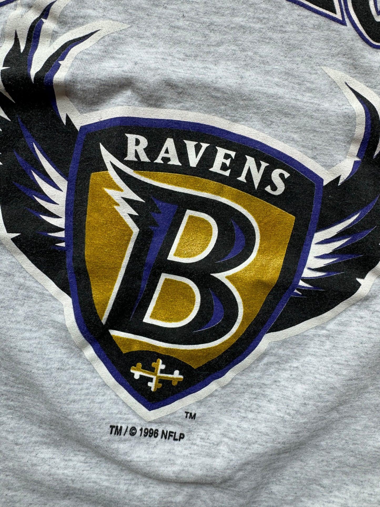 1996 Baltimore Ravens Inaugural Season B Shield Defunct Logo Vintage Heather Grey Logo 7 NFL Tee - Deadstock (Medium)