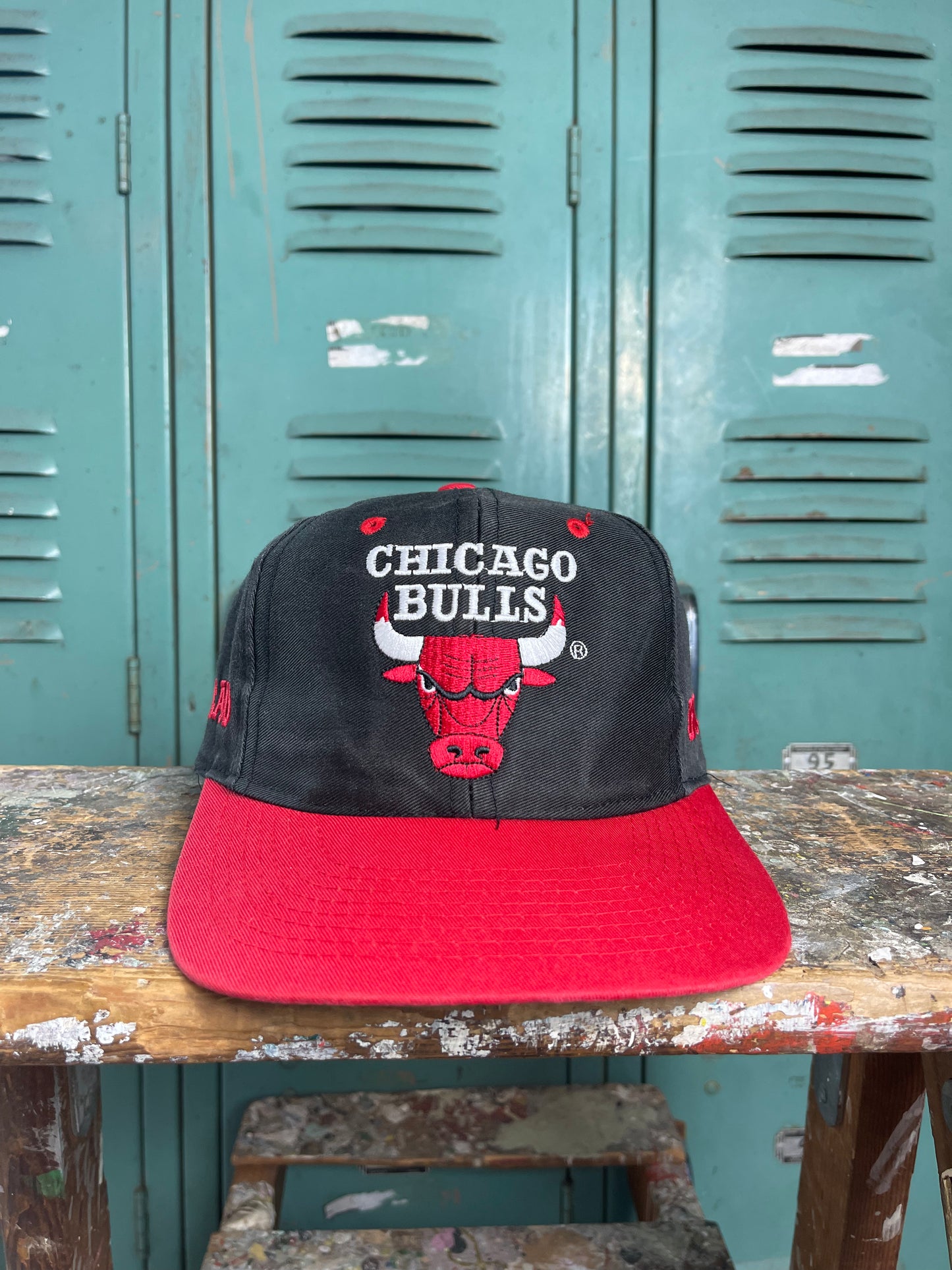 90’s Chicago Bulls Vintage Sun Faded NBA Spellout Snapback Hat (OSFA)