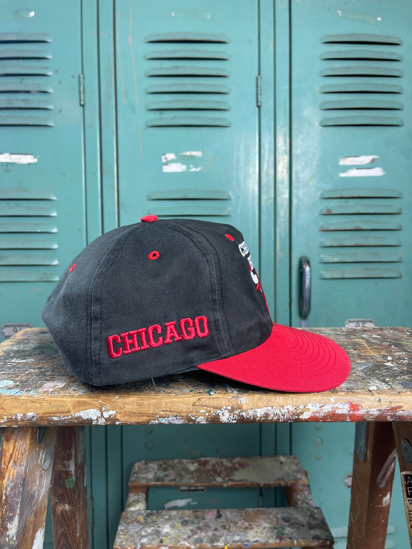 90’s Chicago Bulls Vintage Sun Faded NBA Spellout Snapback Hat (OSFA)