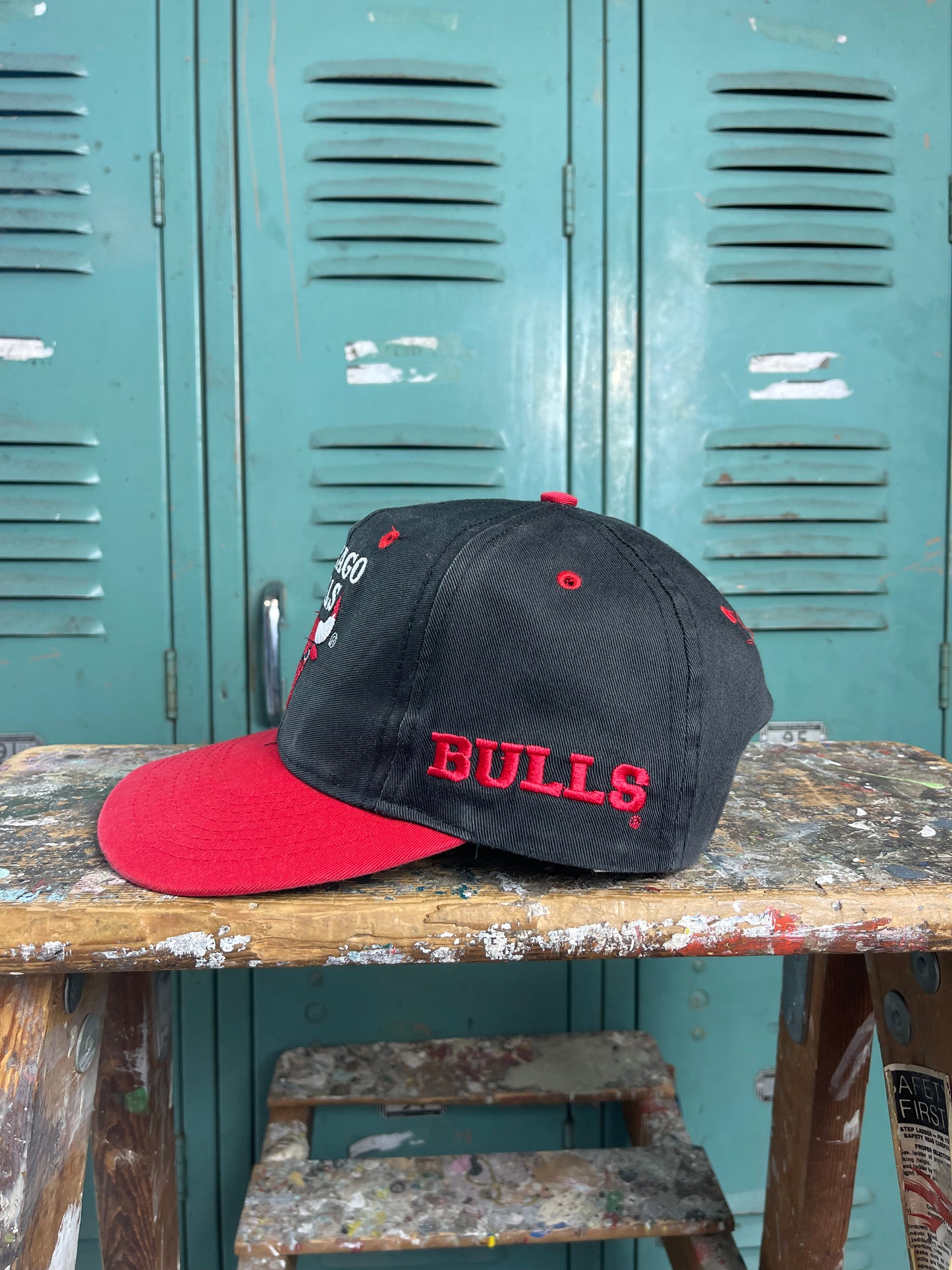 90’s Chicago Bulls Vintage Sun Faded NBA Spellout Snapback Hat (OSFA)