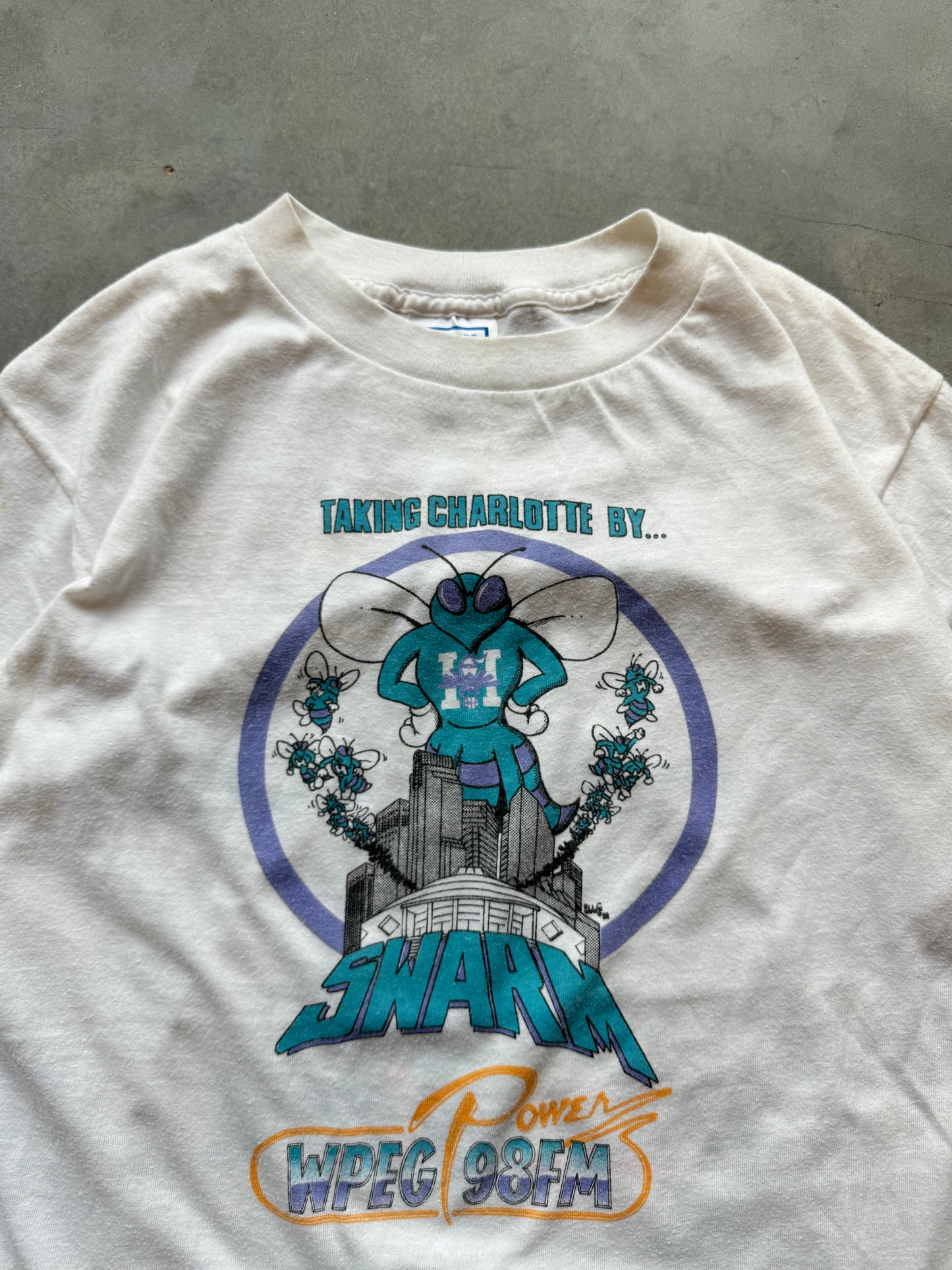 1988 Charlotte Hornets x Power 98FM “Taking Charlotte By Swarm” Vintage Inaugural Season Cartoon Style NBA Tee (Medium)