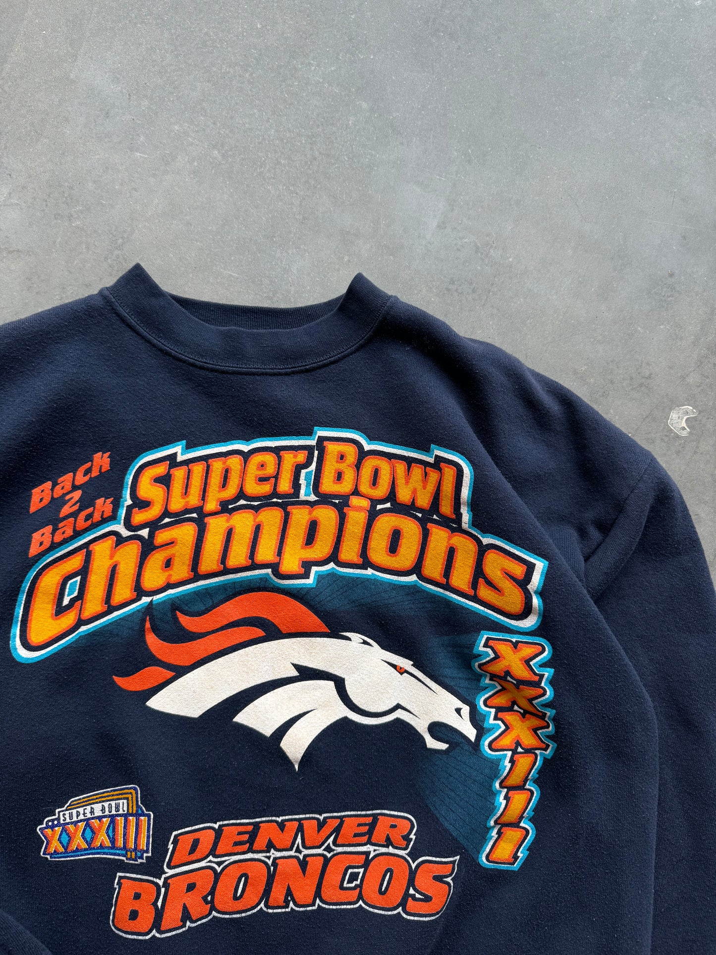 1999 Denver Broncos Super Bowl XXXIII Vintage Back to Back Champions NFL Crewneck (Medium)