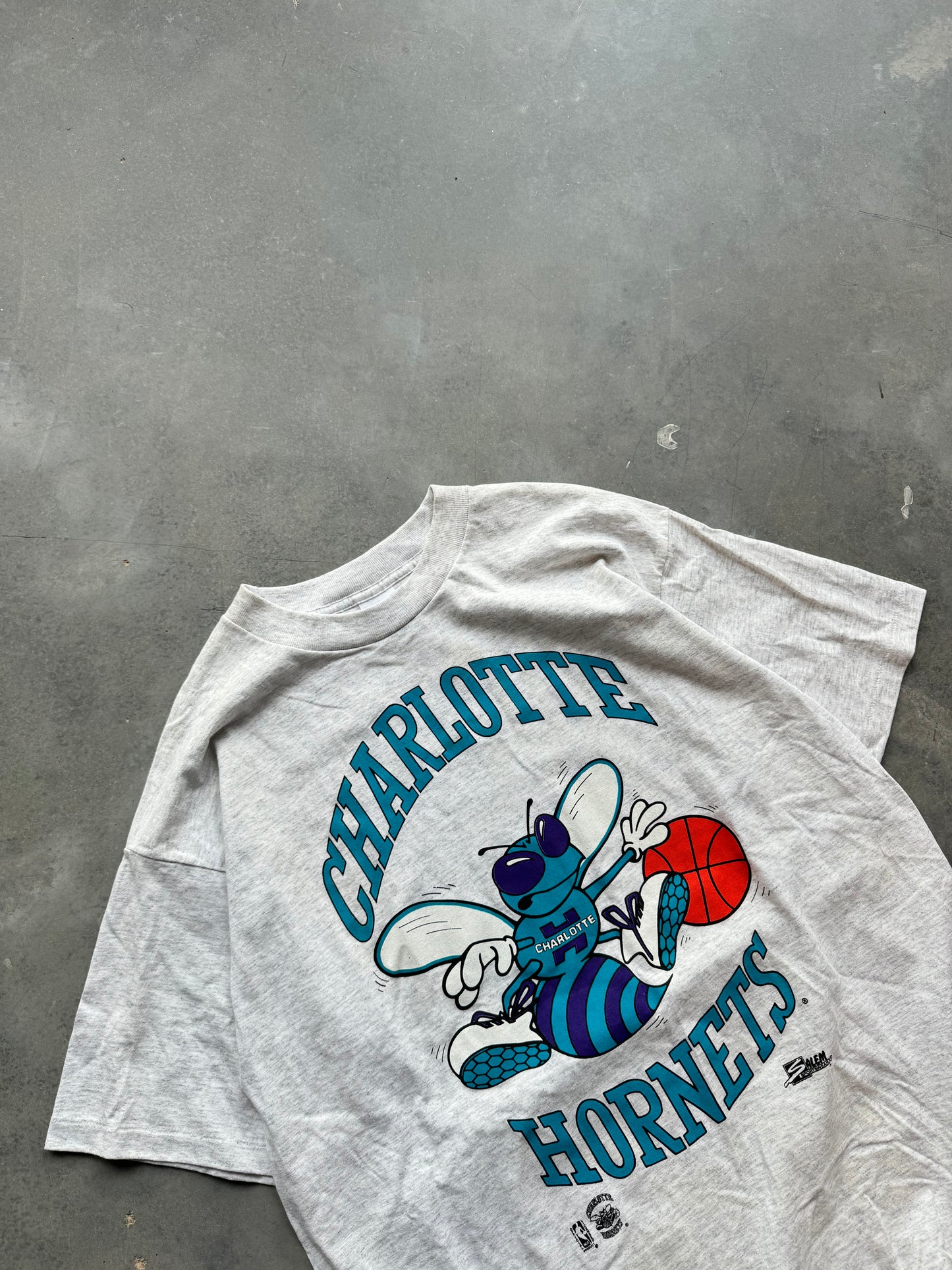 90’s Charlotte Hornets Vintage Salem Sportswear Big Logo NBA Tee (XL)