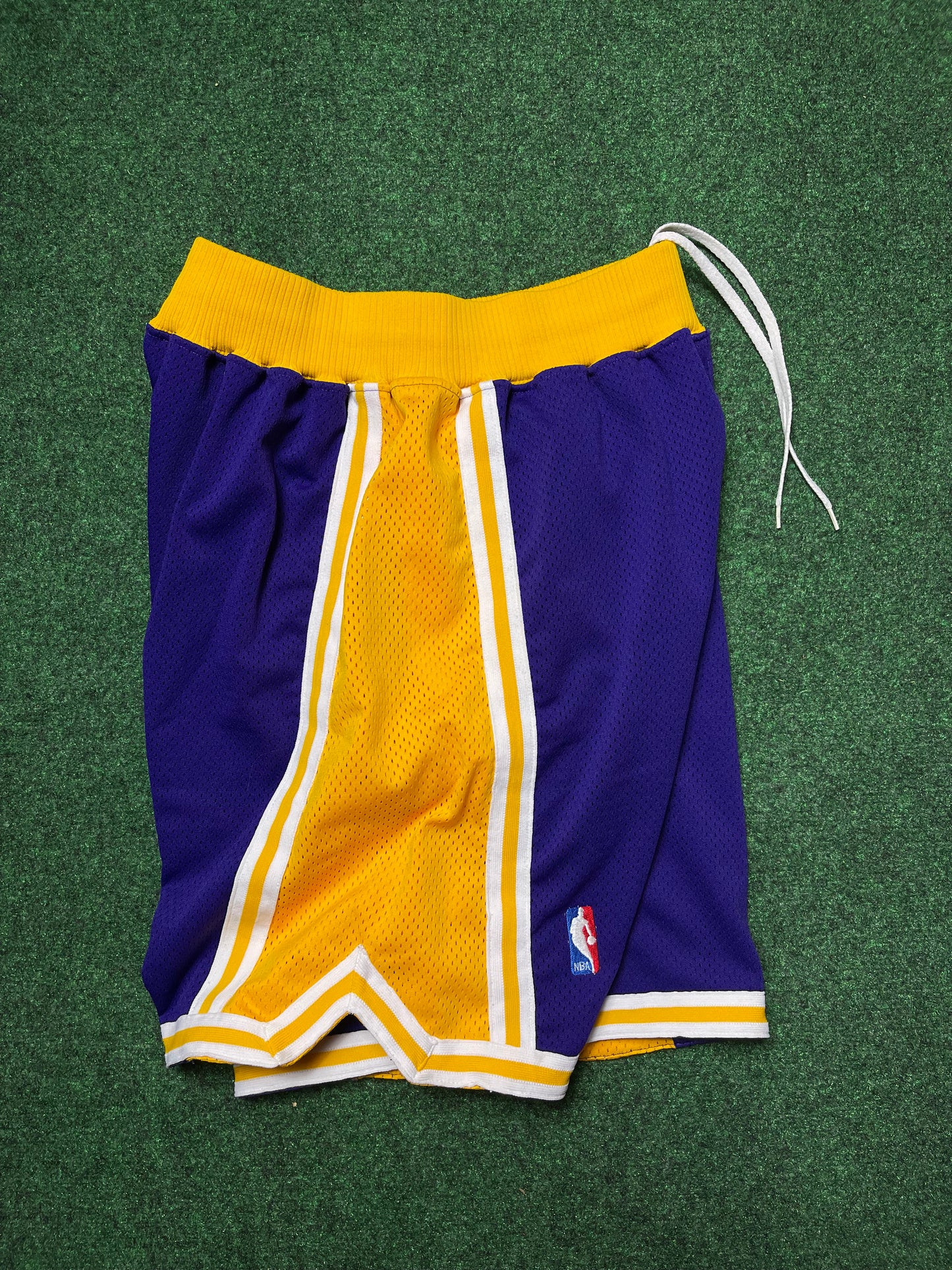 1998 Los Angeles Lakers Vintage Heavy Mesh Nike Authentic NBA Shorts (36/Large)