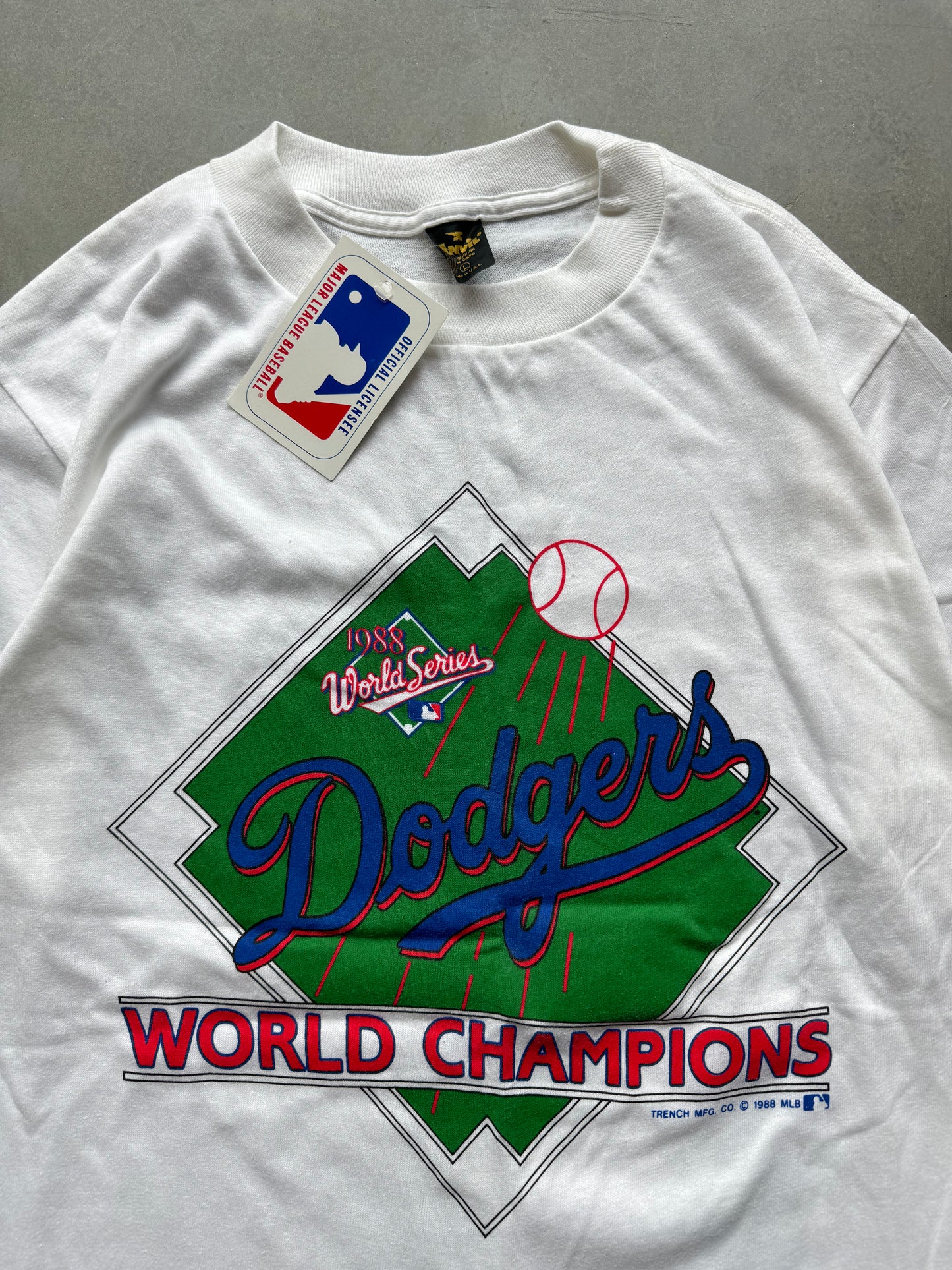 1988 Los Angeles Dodgers Vintage White Trench Sportswear MLB World Series Champions Tee - Deadstock (Medium)
