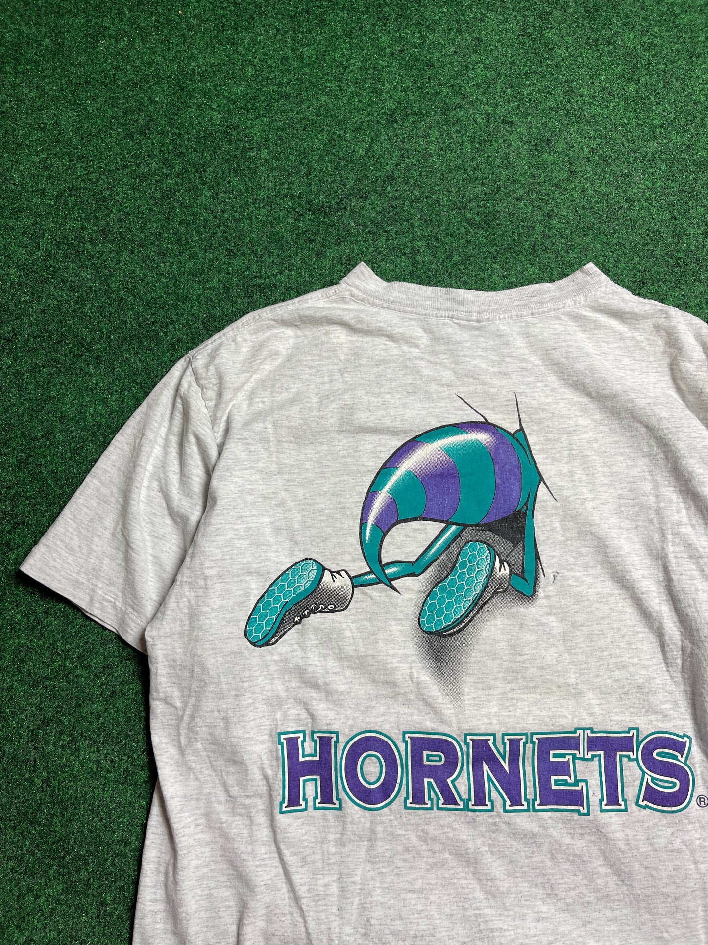 90’s Charlotte Hornets Vintage NBA Nutmeg Mills Breakthrough Tee (Large)