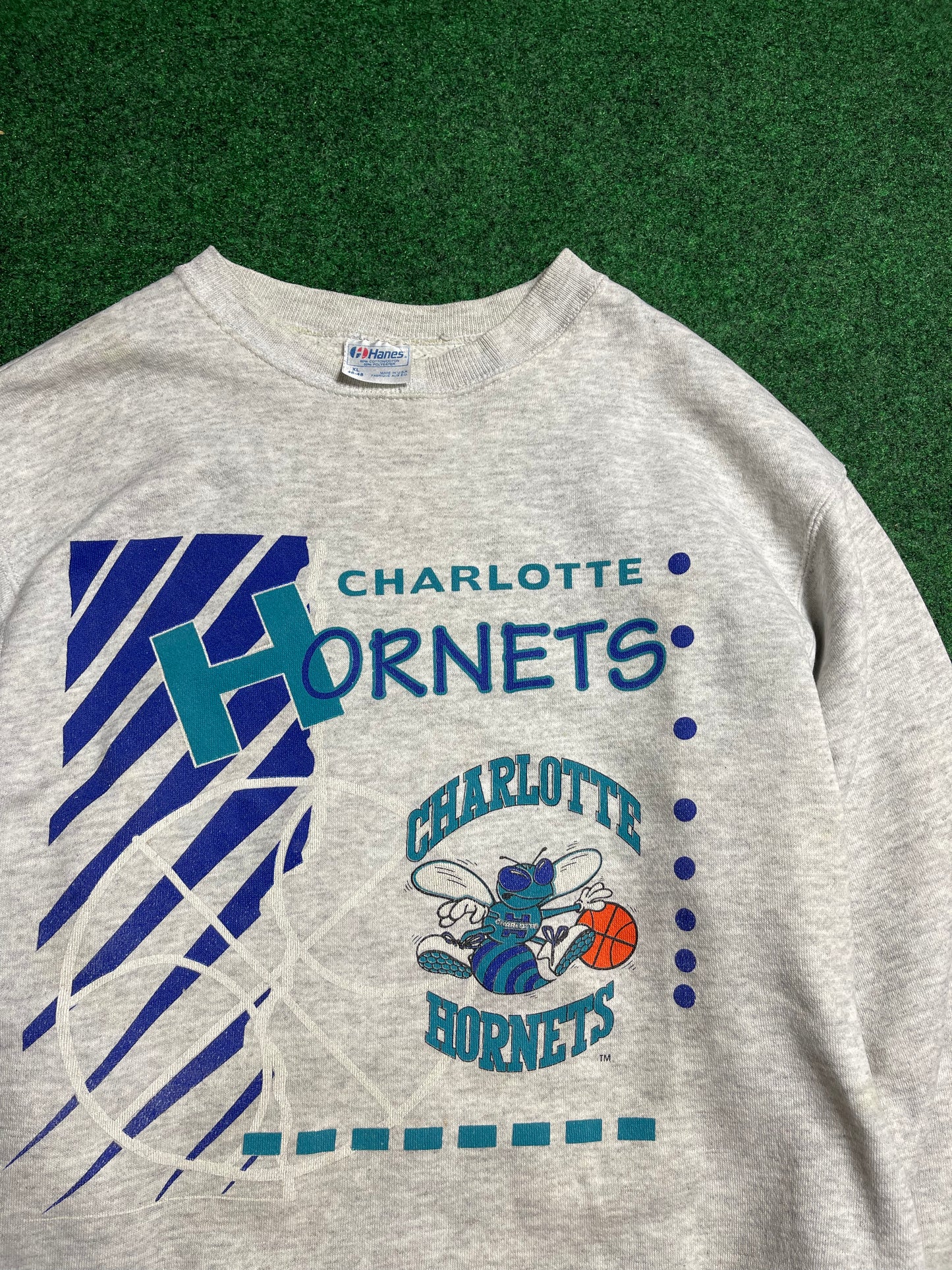 90’s Charlotte Hornets Vintage NBA Crewneck (Large)
