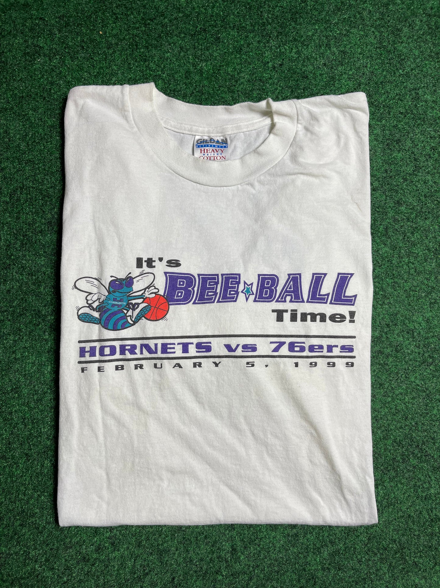 1999 Charlotte Hornets vs. Philadelphia 76ers Bee-Ball Time Vintage NBA Tee (XL)