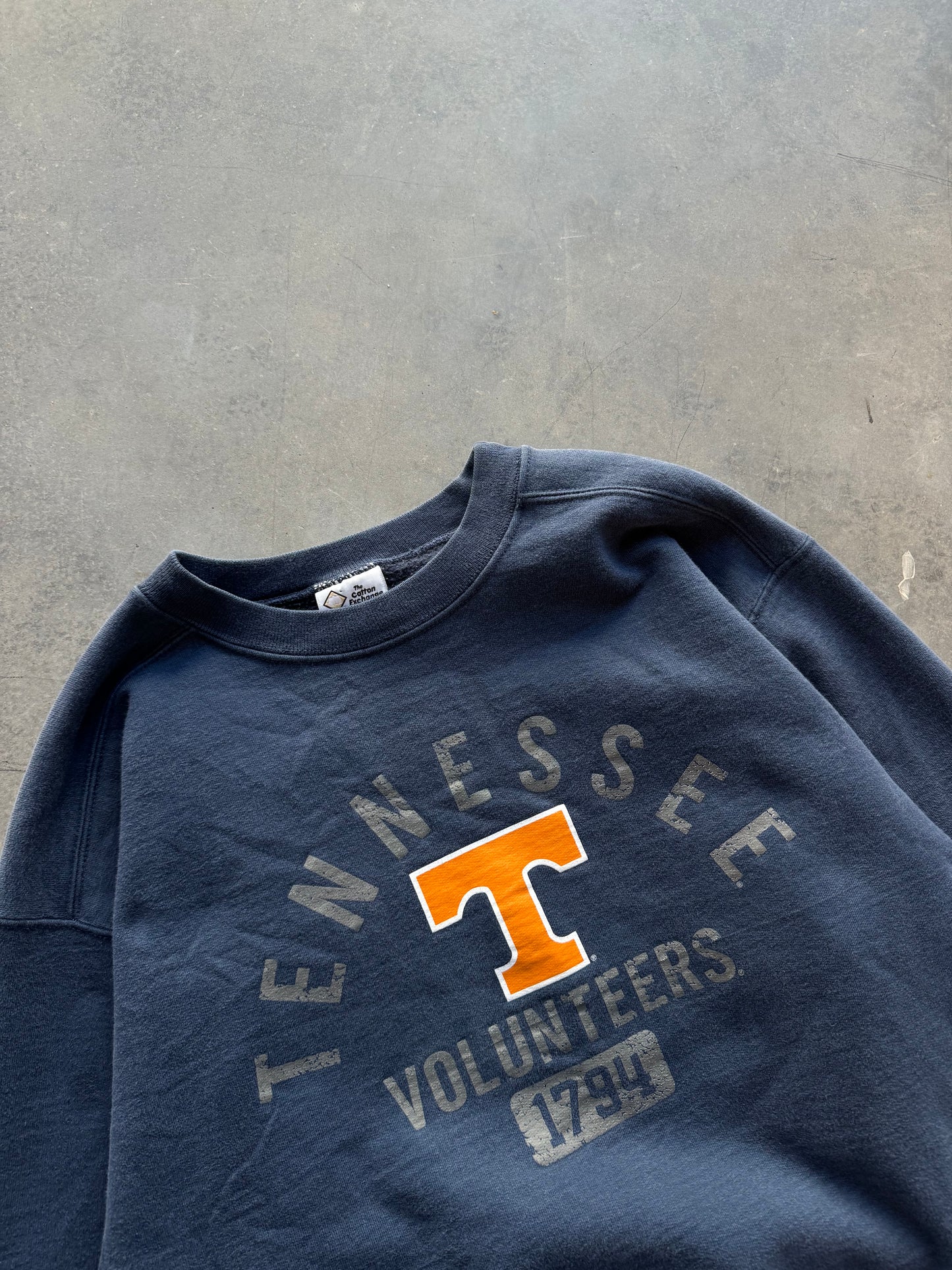 00’s Tennessee Volunteers Vintage Navy Blue Heavyweight College Crewneck (Medium)