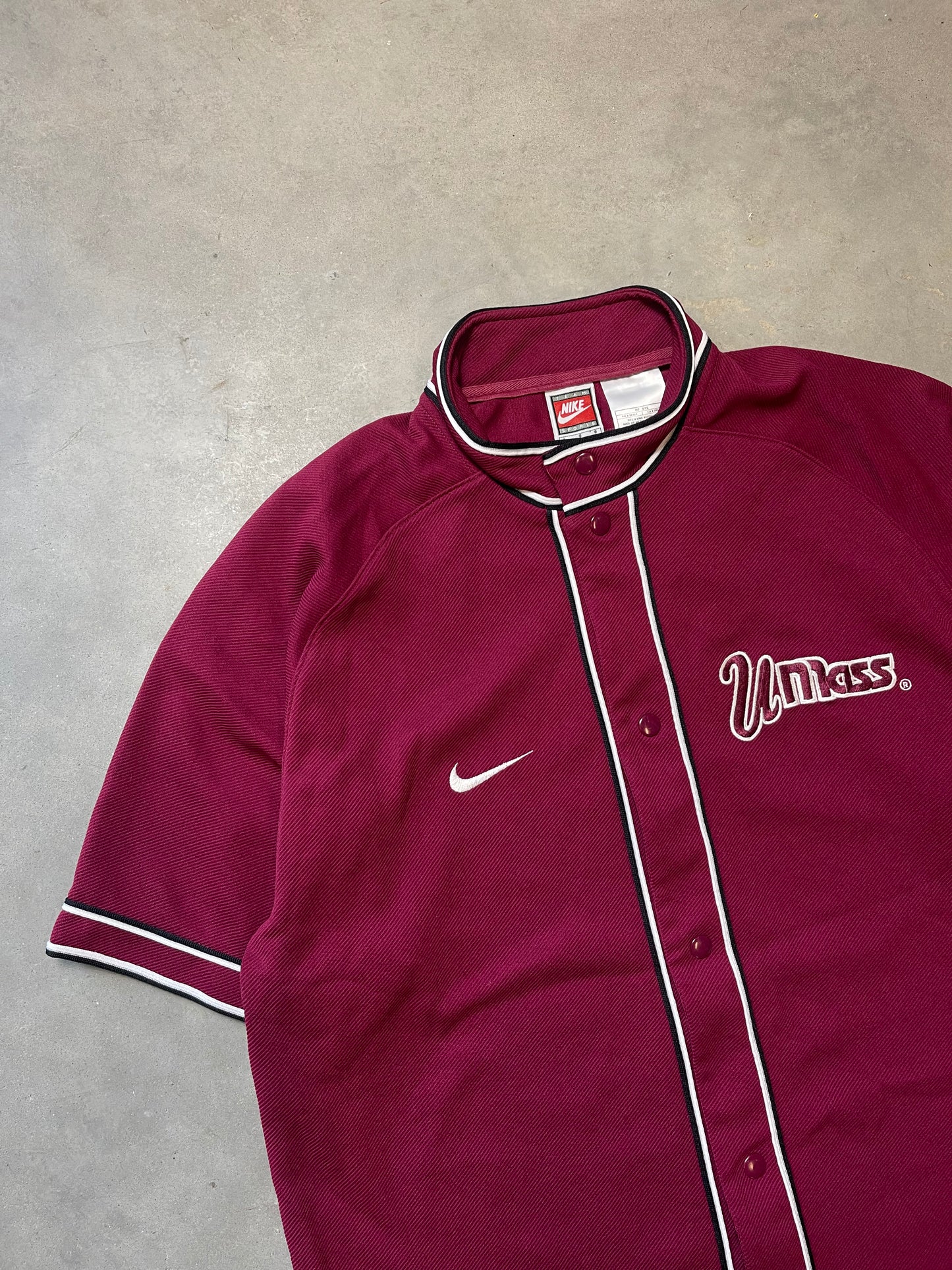 90’s UMass Minutemen Vintage Nike Warm Up Button Down Shooting Shirt (Large)