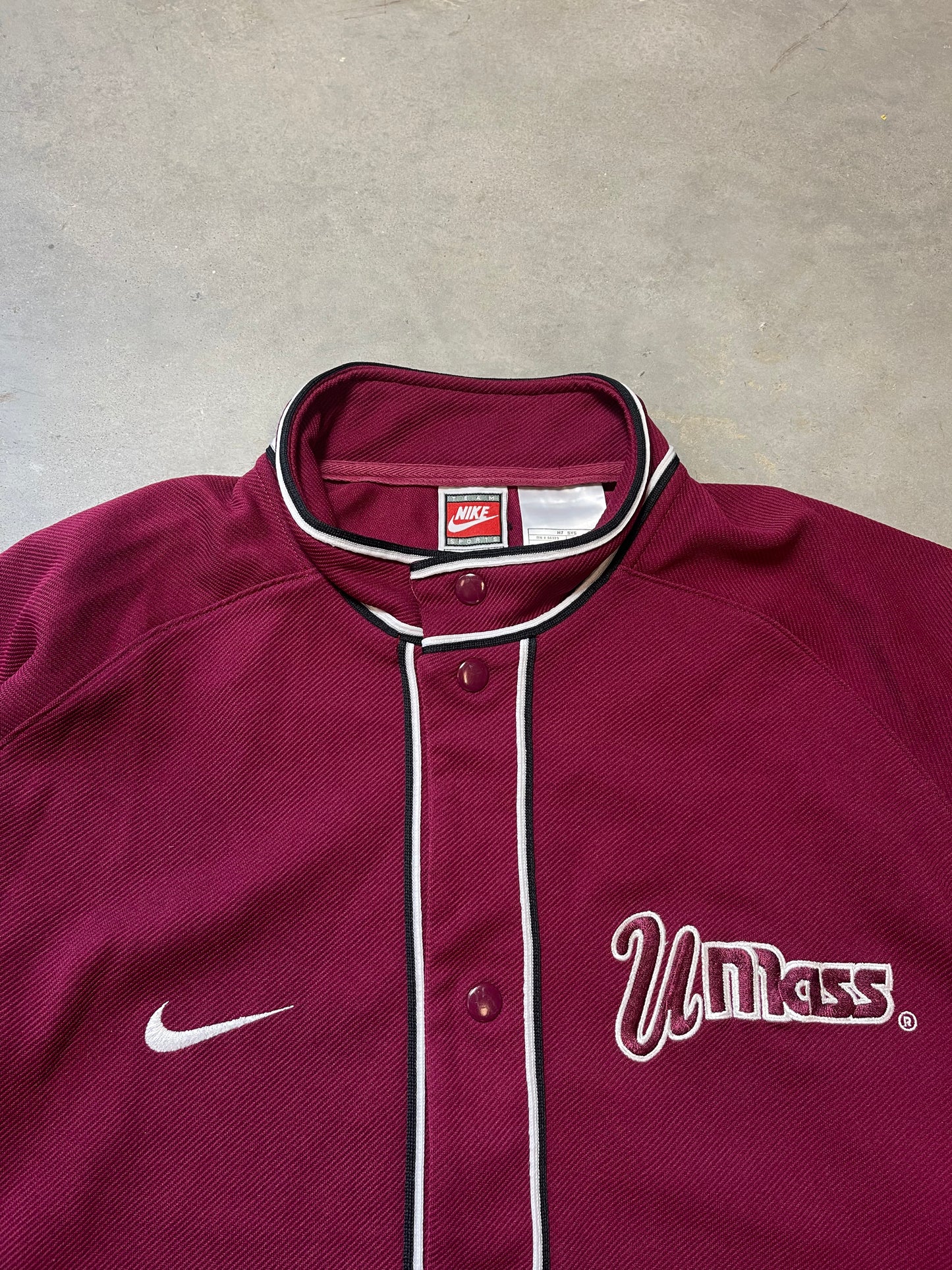 90’s UMass Minutemen Vintage Nike Warm Up Button Down Shooting Shirt (Large)