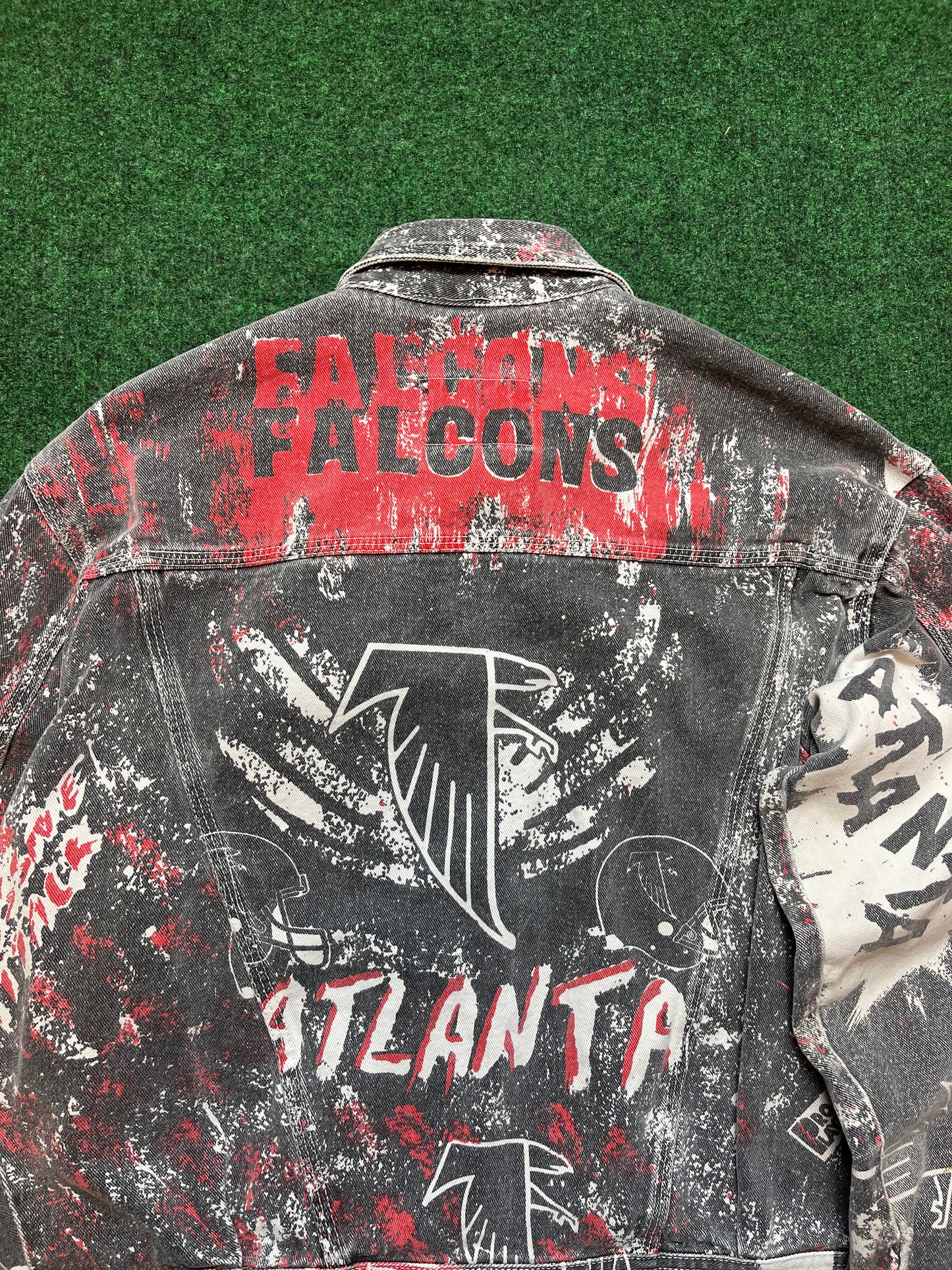 90’s Atlanta Falcons All Over Print Pro Player Vintage NFL Denim Jacket (Large)