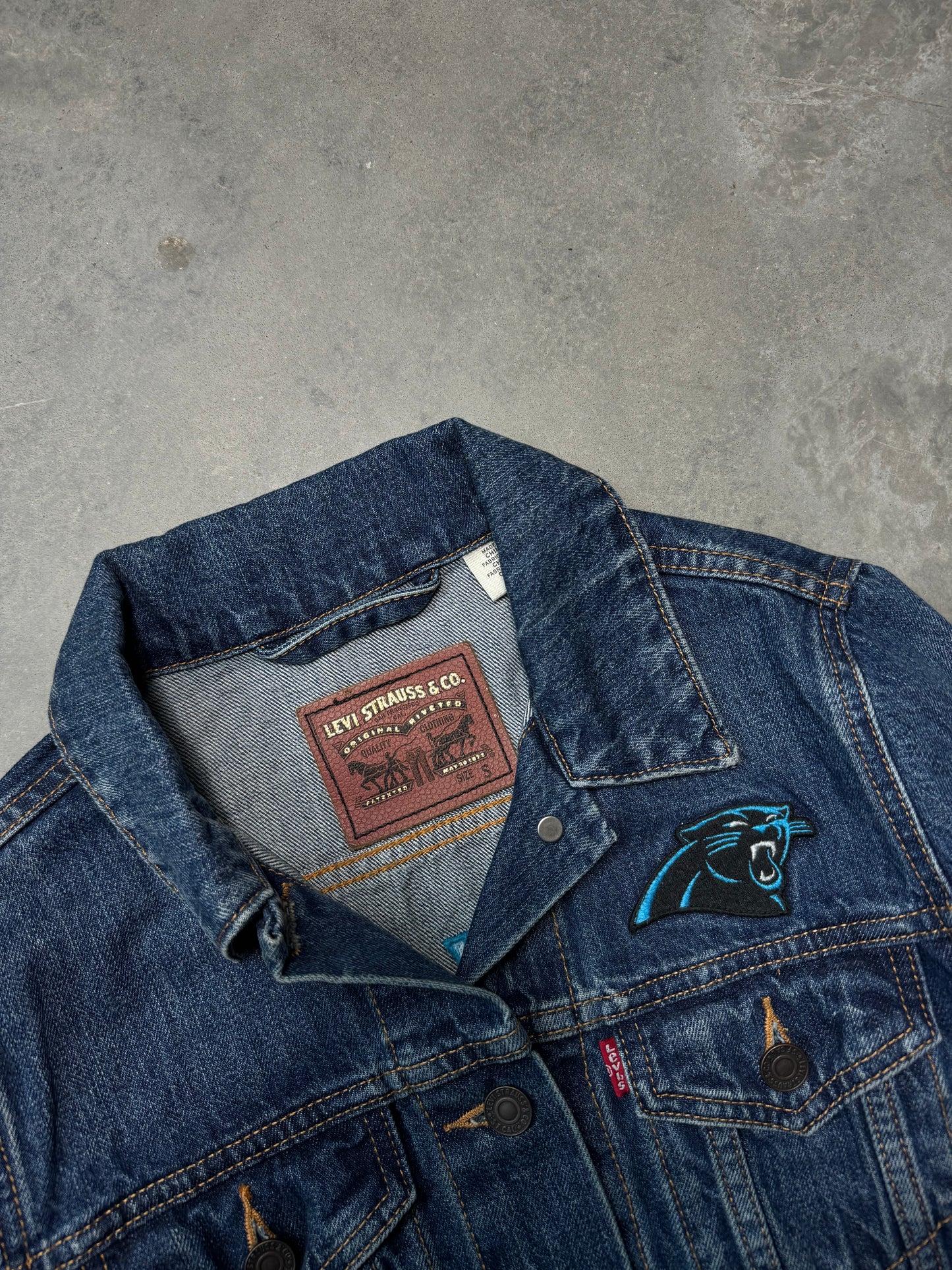 2010’s Carolina Panthers x Levi’s Embroidered NFL Denim Jacket (Women’s Small)