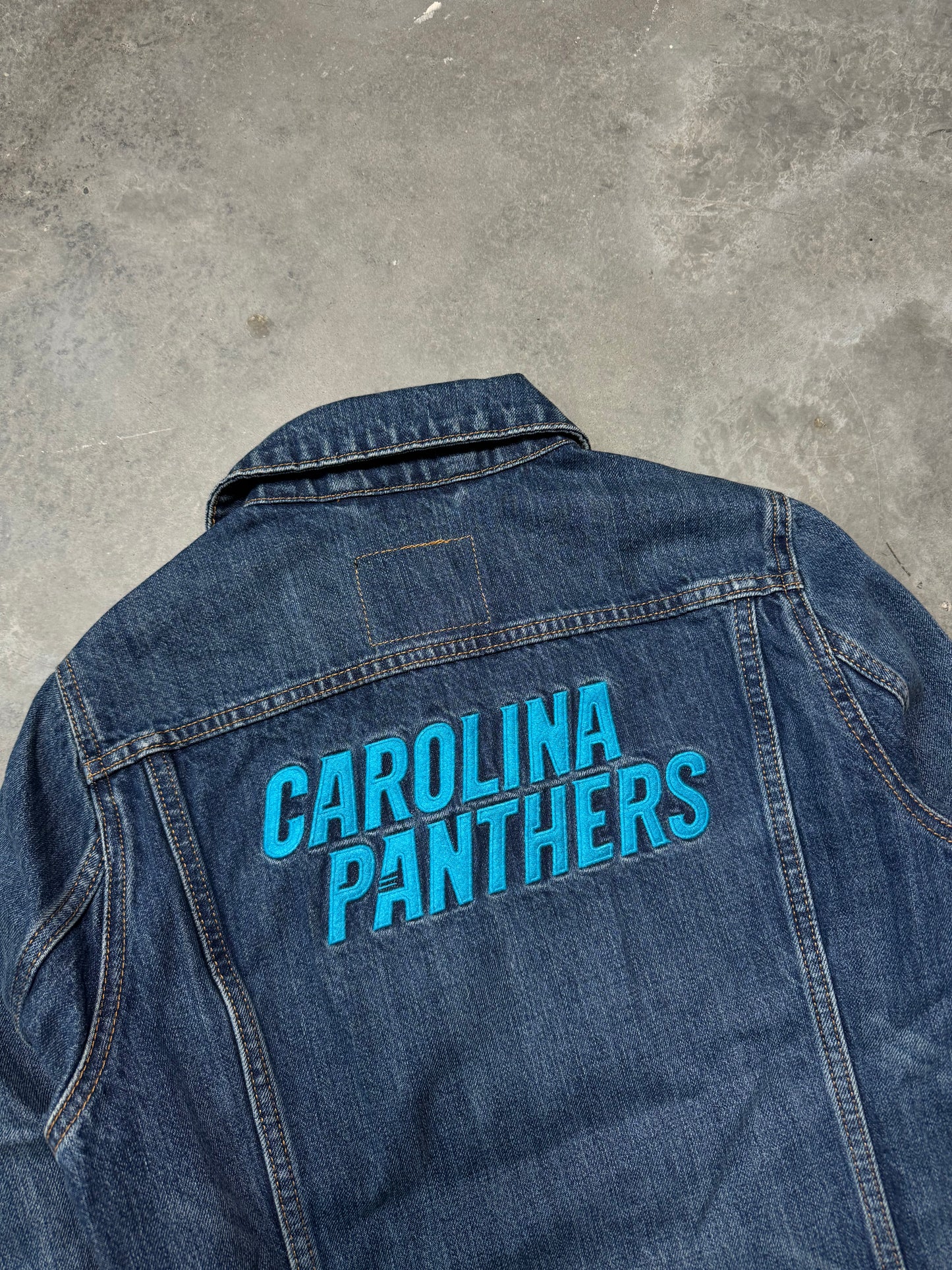 2010’s Carolina Panthers x Levi’s Embroidered NFL Denim Jacket (Women’s Small)