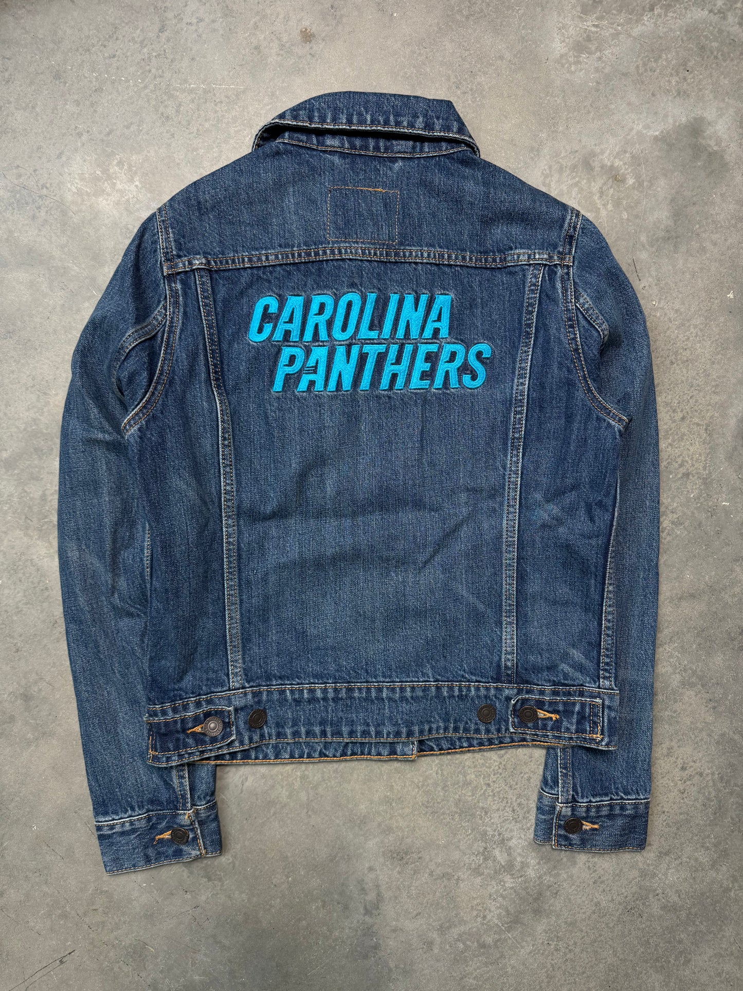 2010’s Carolina Panthers x Levi’s Embroidered NFL Denim Jacket (Women’s Small)