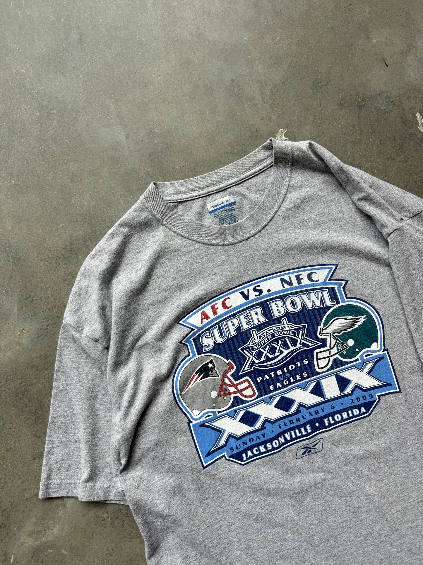 2005 New England Patriots vs. Philadelphia Eagles Super Bowl XXXIX Vintage NFL Match Up Tee (XL)