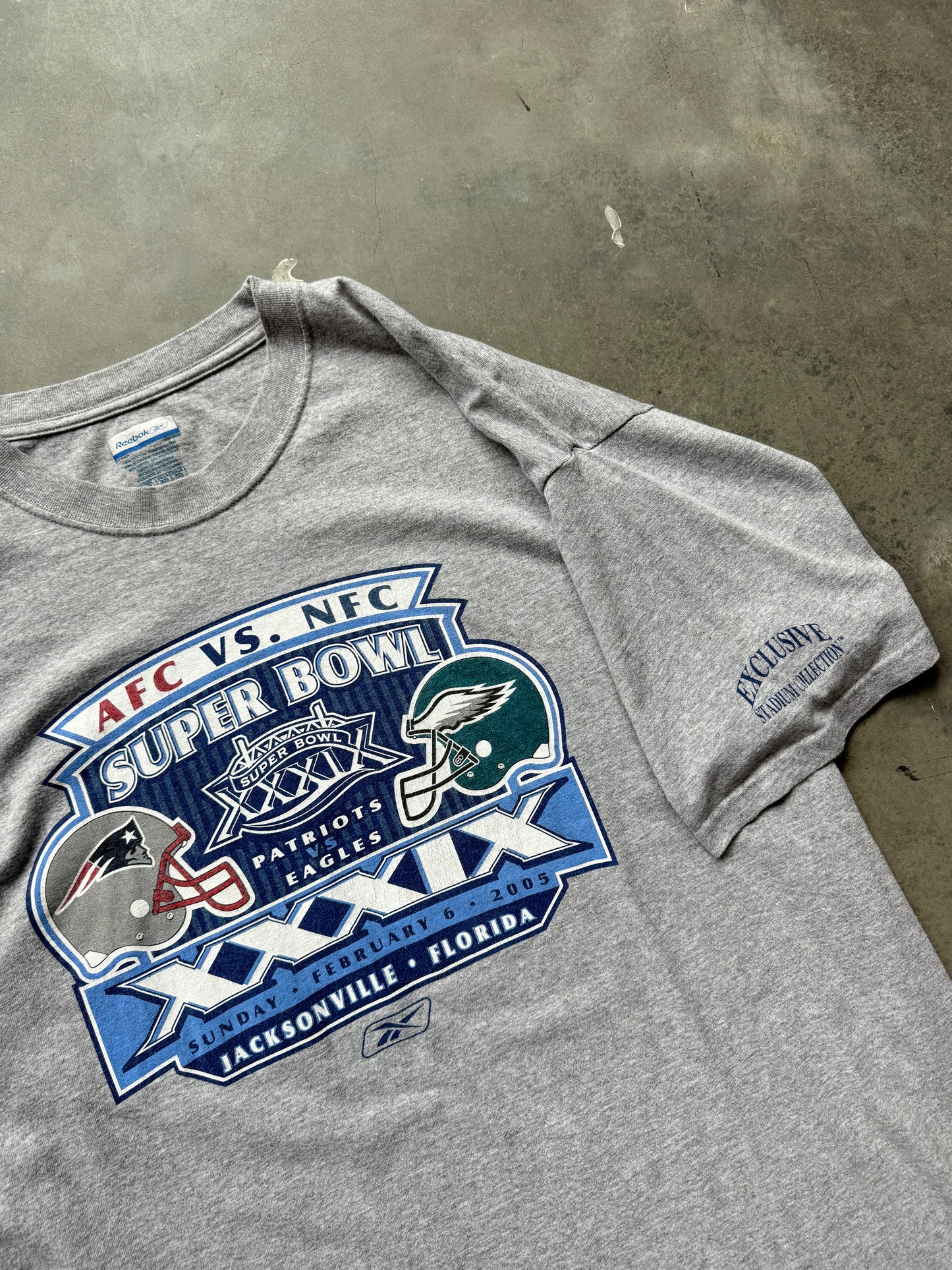 2005 New England Patriots vs. Philadelphia Eagles Super Bowl XXXIX Vintage NFL Match Up Tee (XL)
